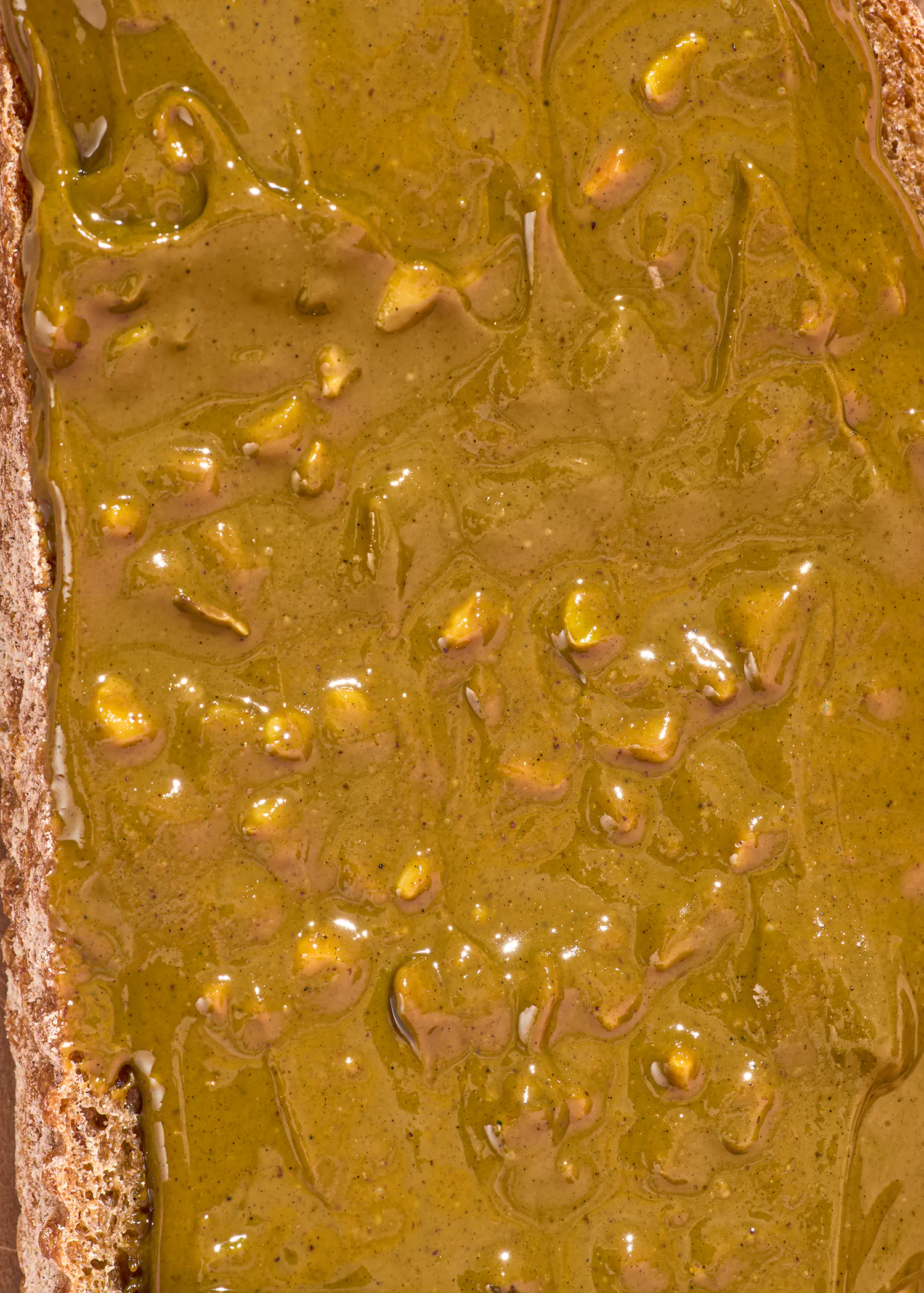 un gros plan d' une tranche de pain avec du beurre d' arachide sur elle