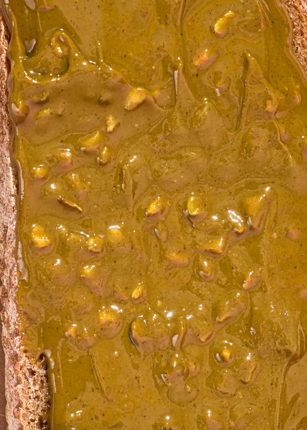 un gros plan d' une tranche de pain avec du beurre d' arachide sur elle