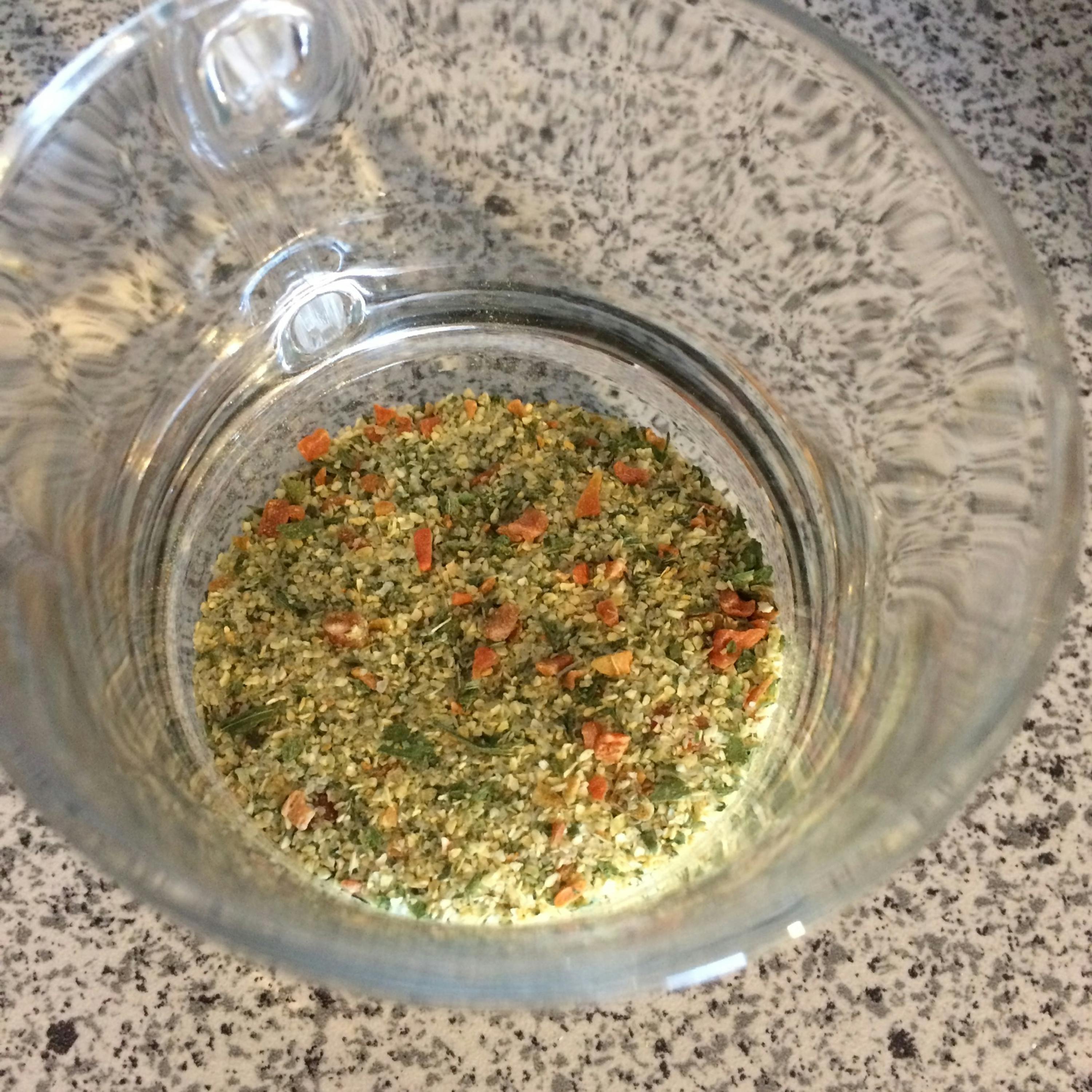 una ciotola di vetro piena di erbe e spezie