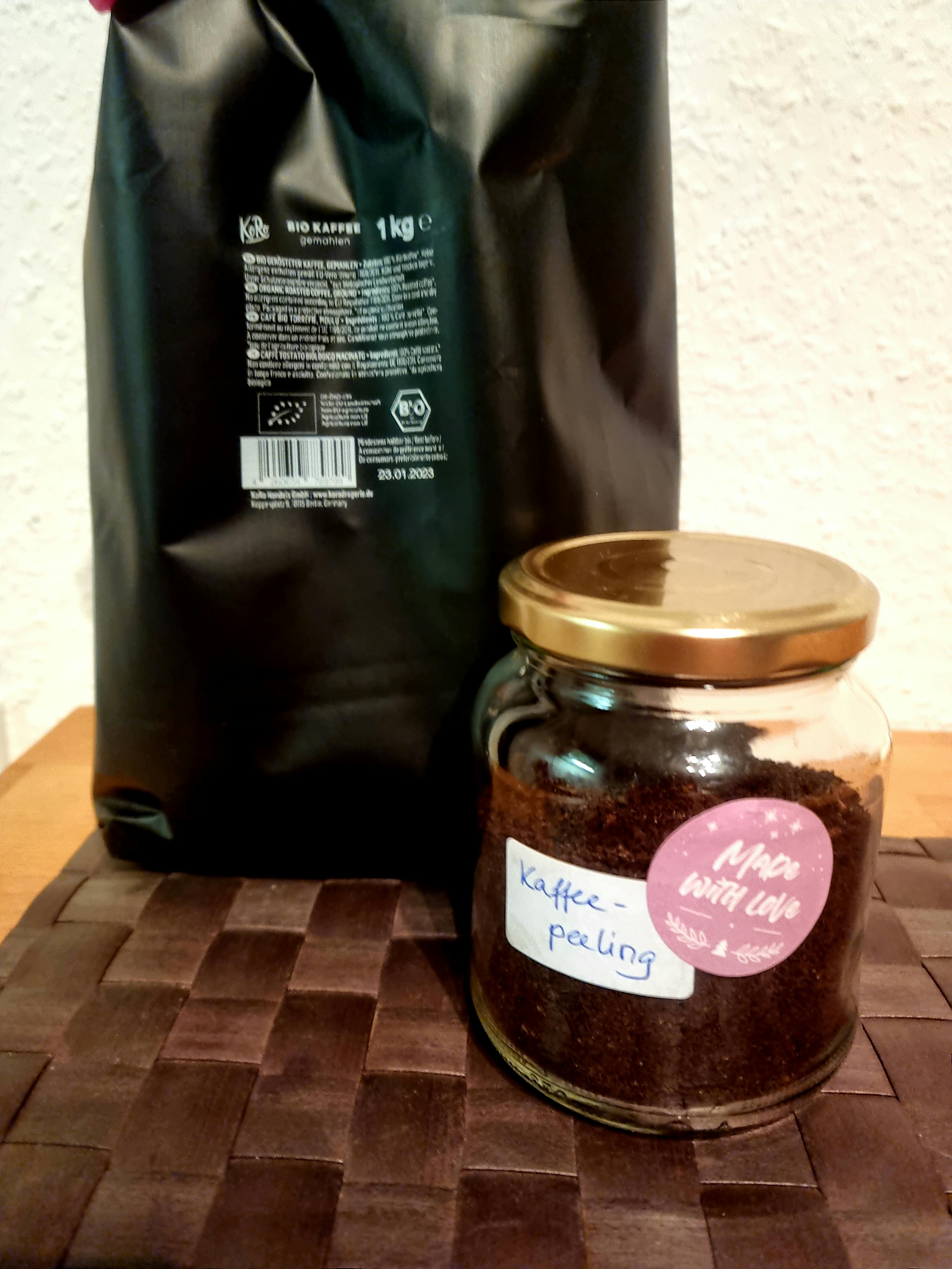 un gros sac de bio kaffee est assis à côté d' un pot de café