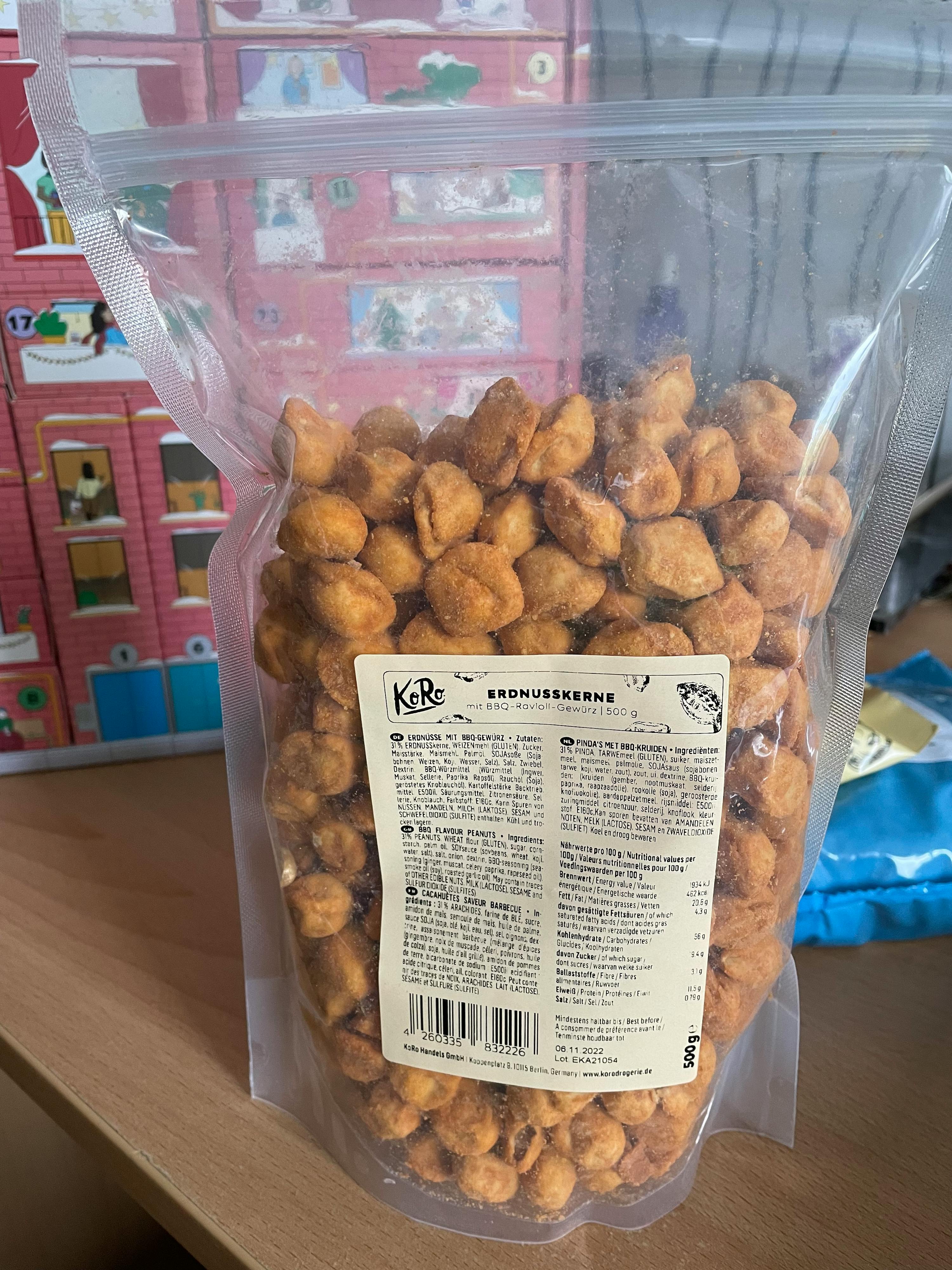 un sac d' arachides frites avec une étiquette blanche