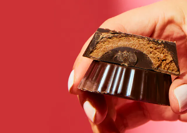 eine Person hält einen Stück Schokolade in ihren Händen