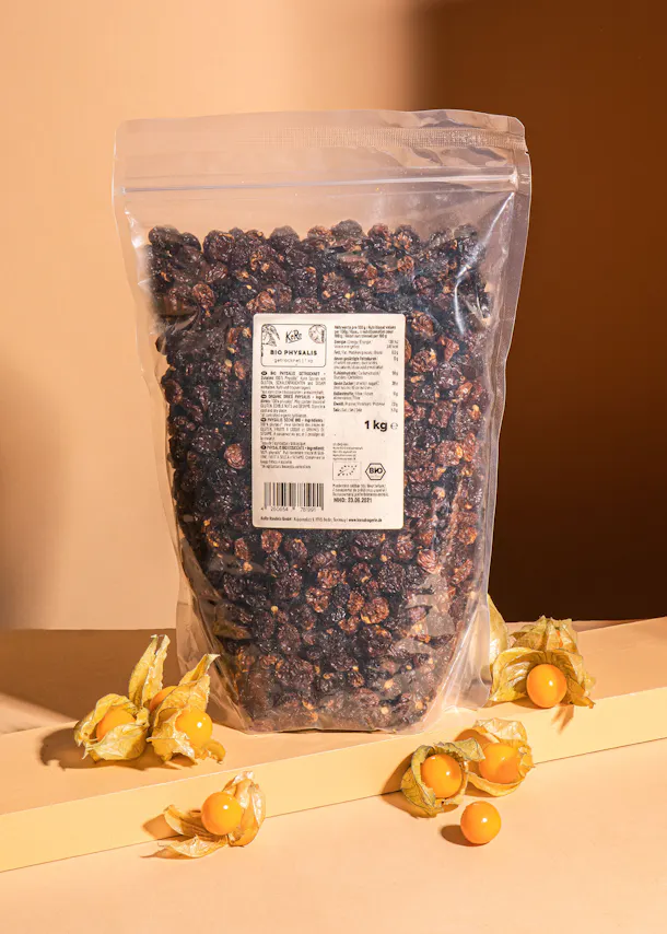 un sac en plastique rempli de raisins secs assis sur une table