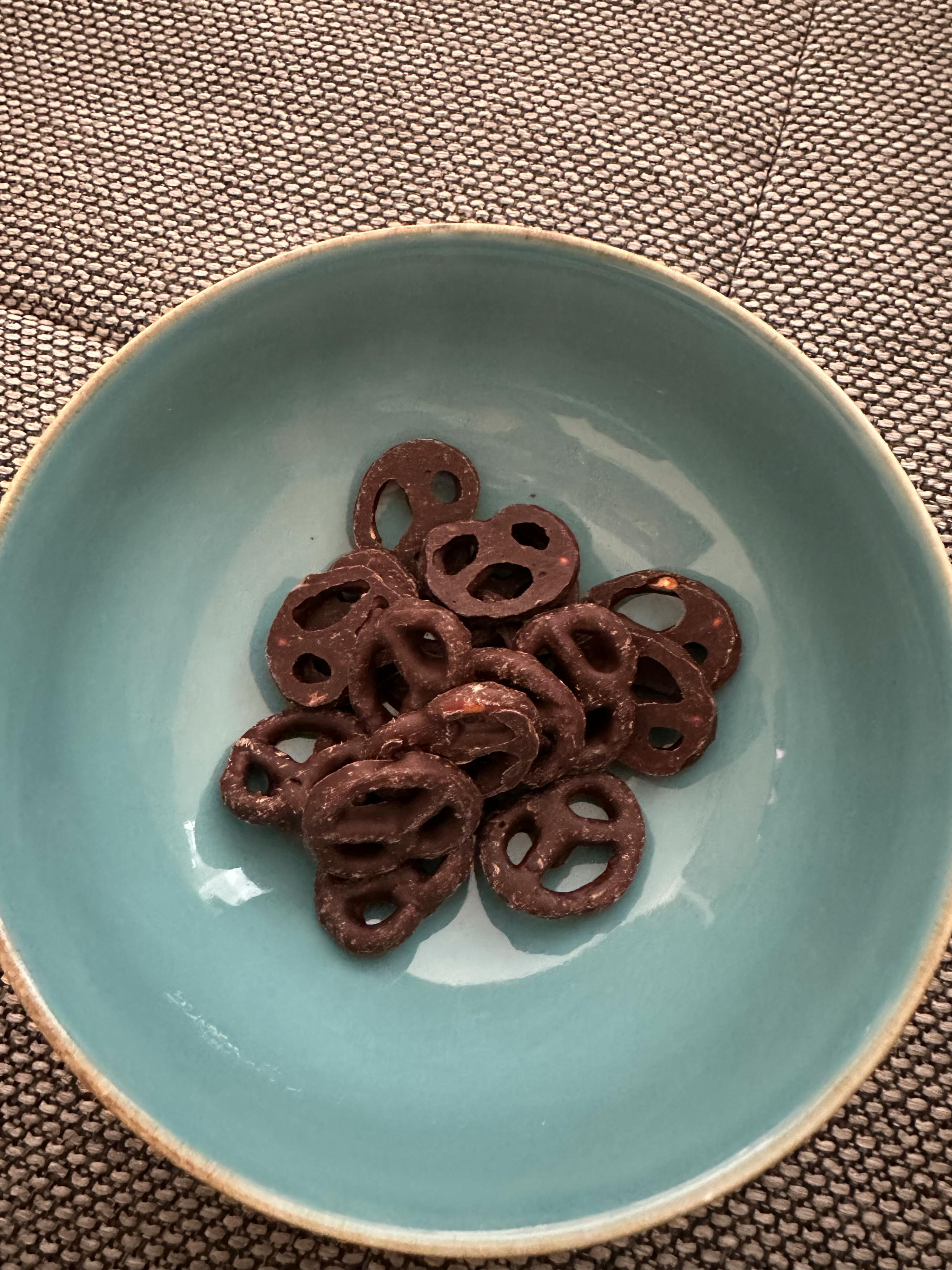 eine blaue Schüssel mit Schokoladenkringeln darauf