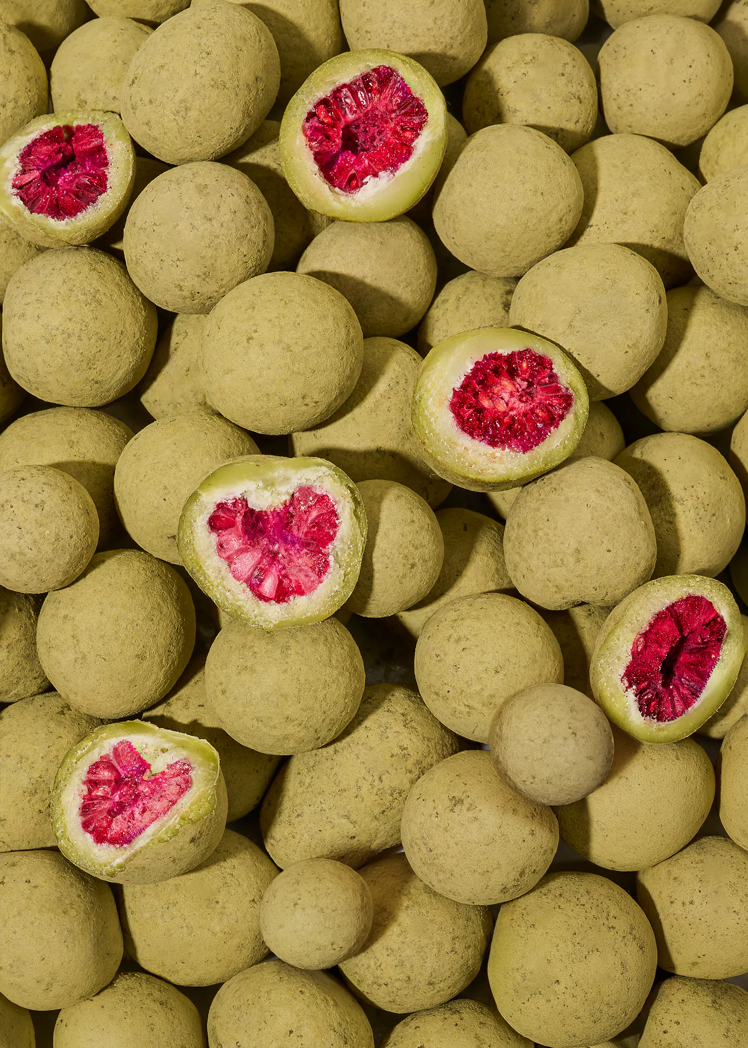 Pakastekuivatut Vadelmat Valkosuklaassa Matchajauheella | 500 g  hover