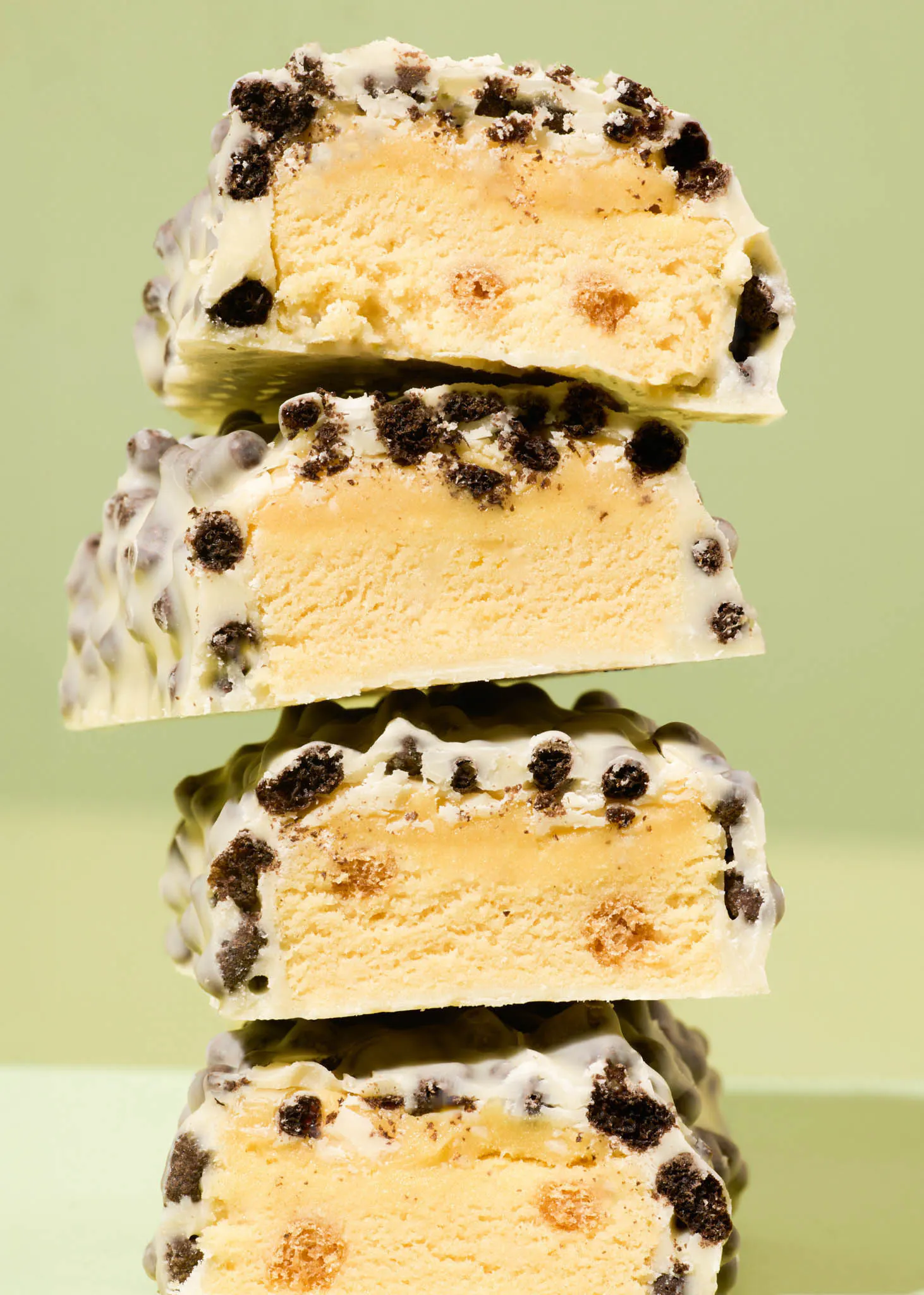 tres barras de helado oreo están apiladas una encima de la otra