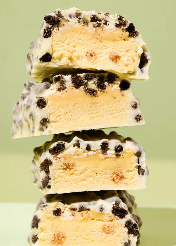 tres barras de helado oreo están apiladas una encima de la otra