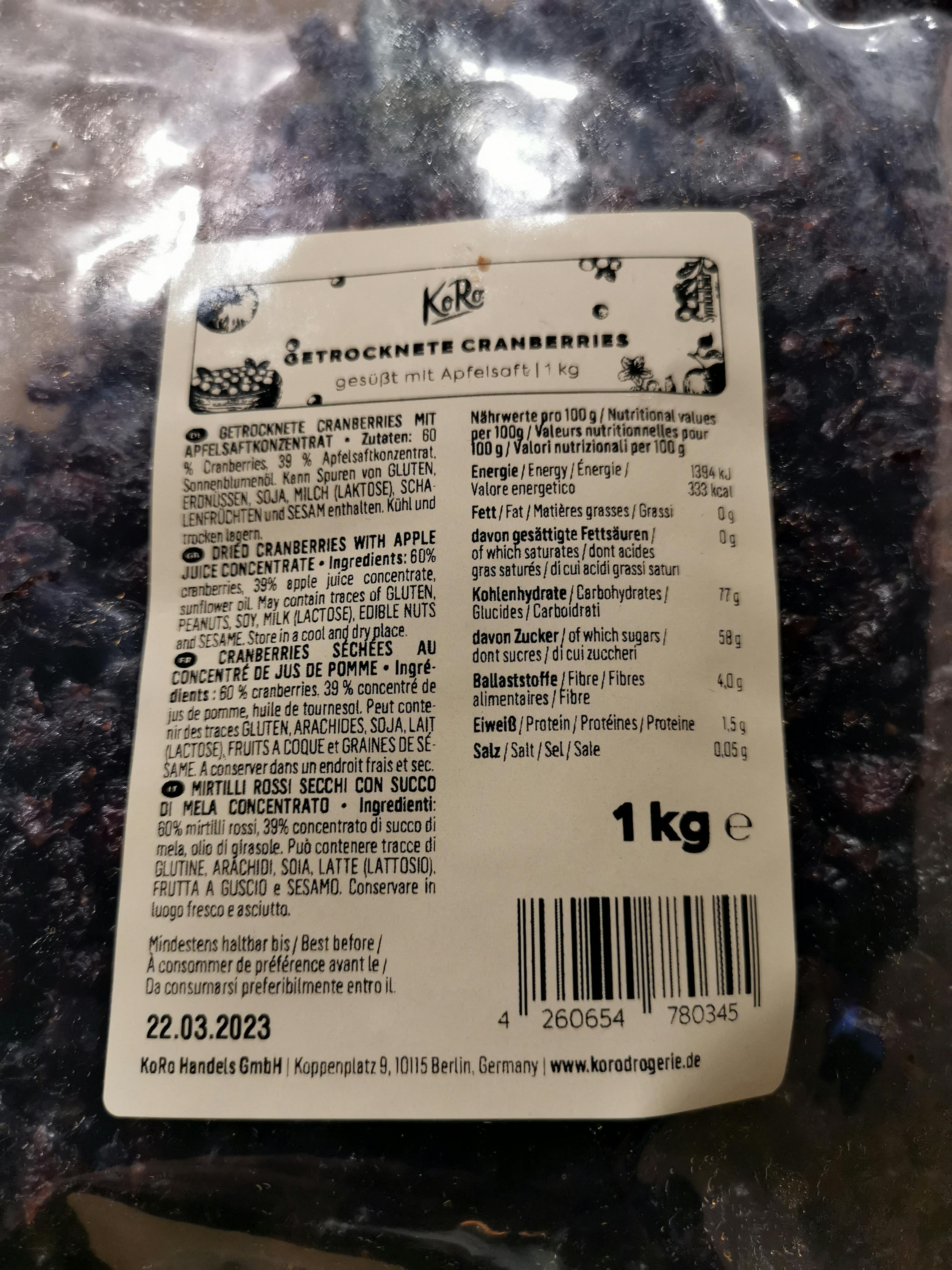 die Rückseite einer Packung mit trockenen Preiselbeeren