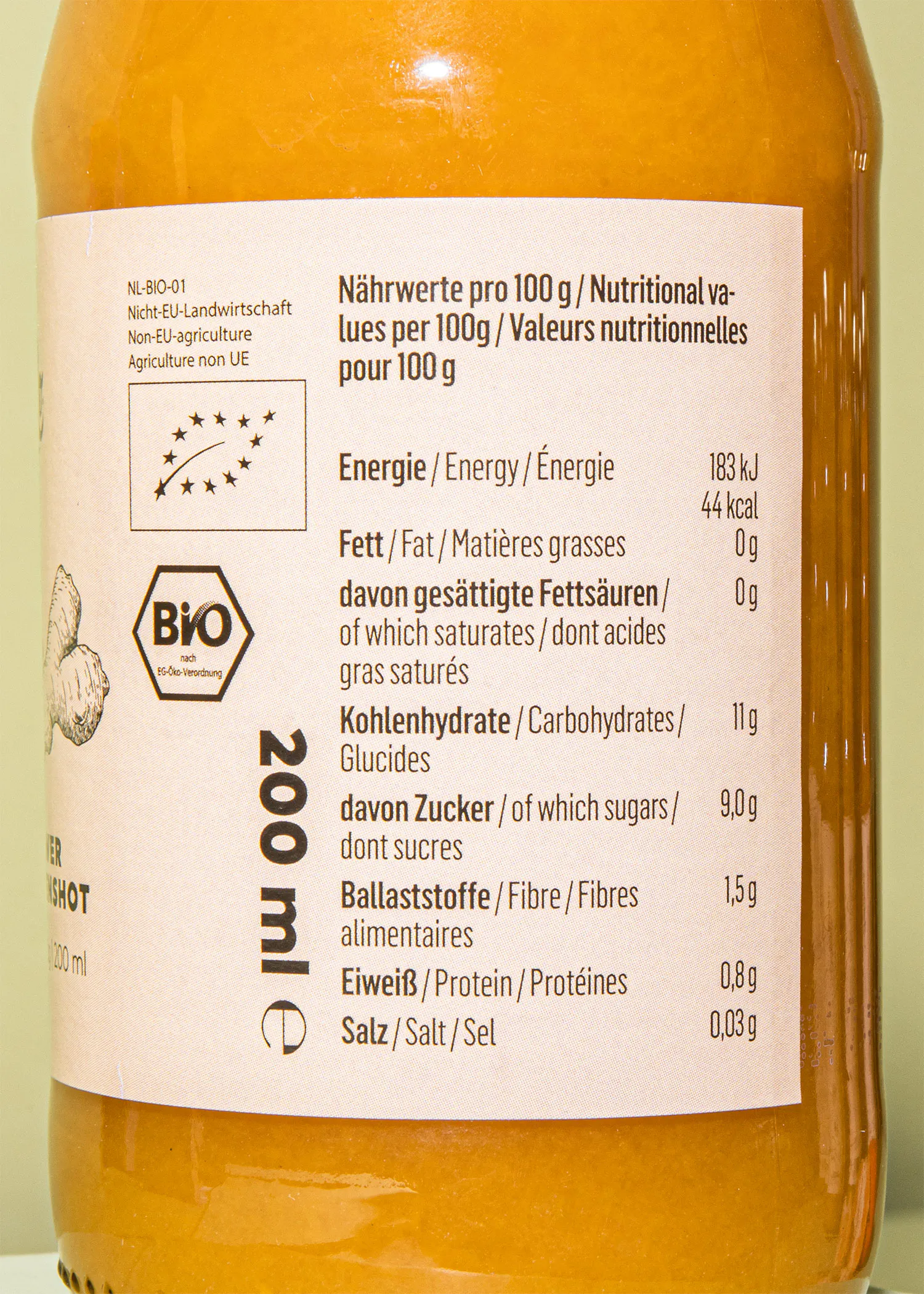 die Rückseite einer Glasflasche zeigt die Nährwerte pro 100g