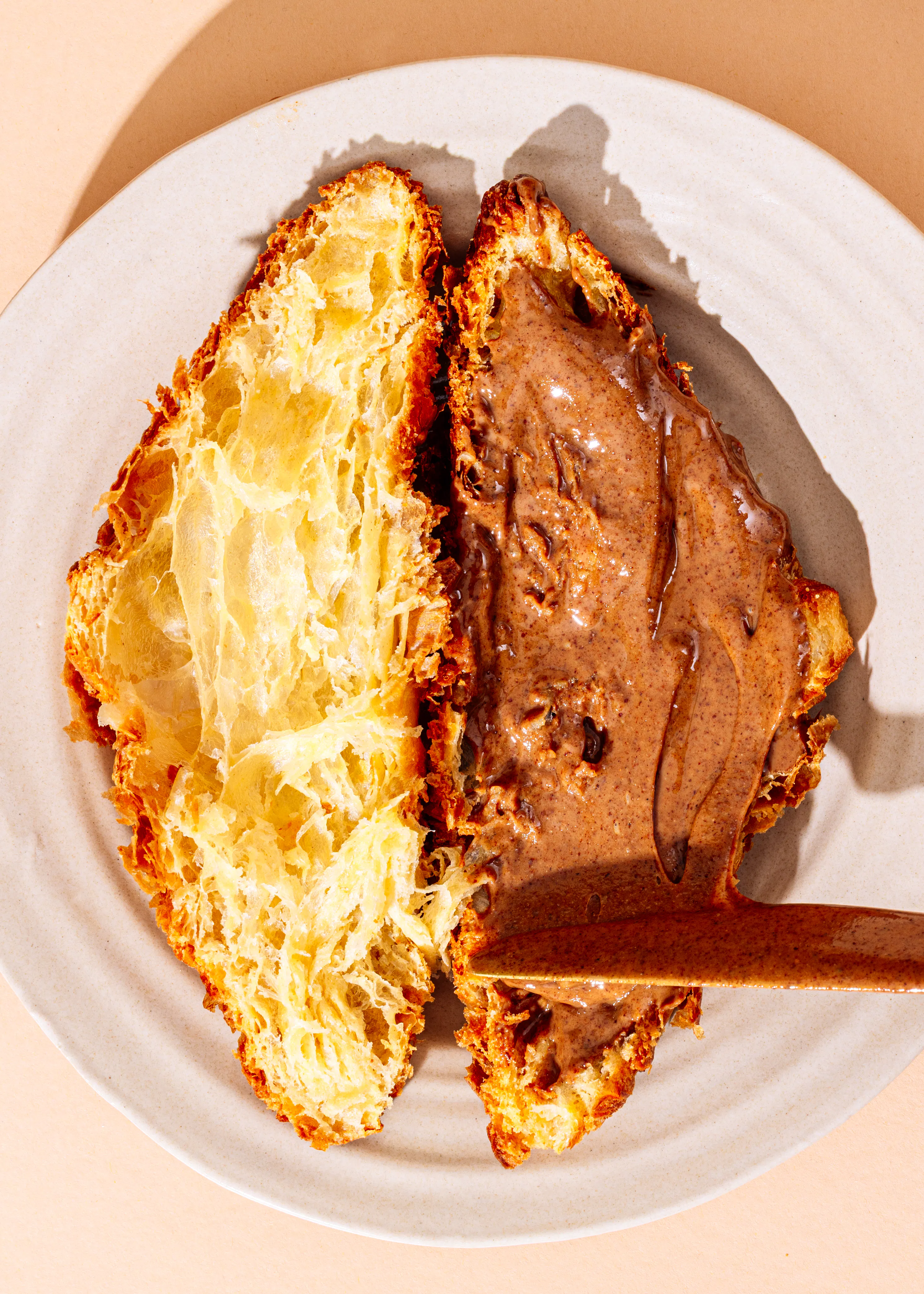 ein Stück Brot mit Schokoladencreme auf einem Teller