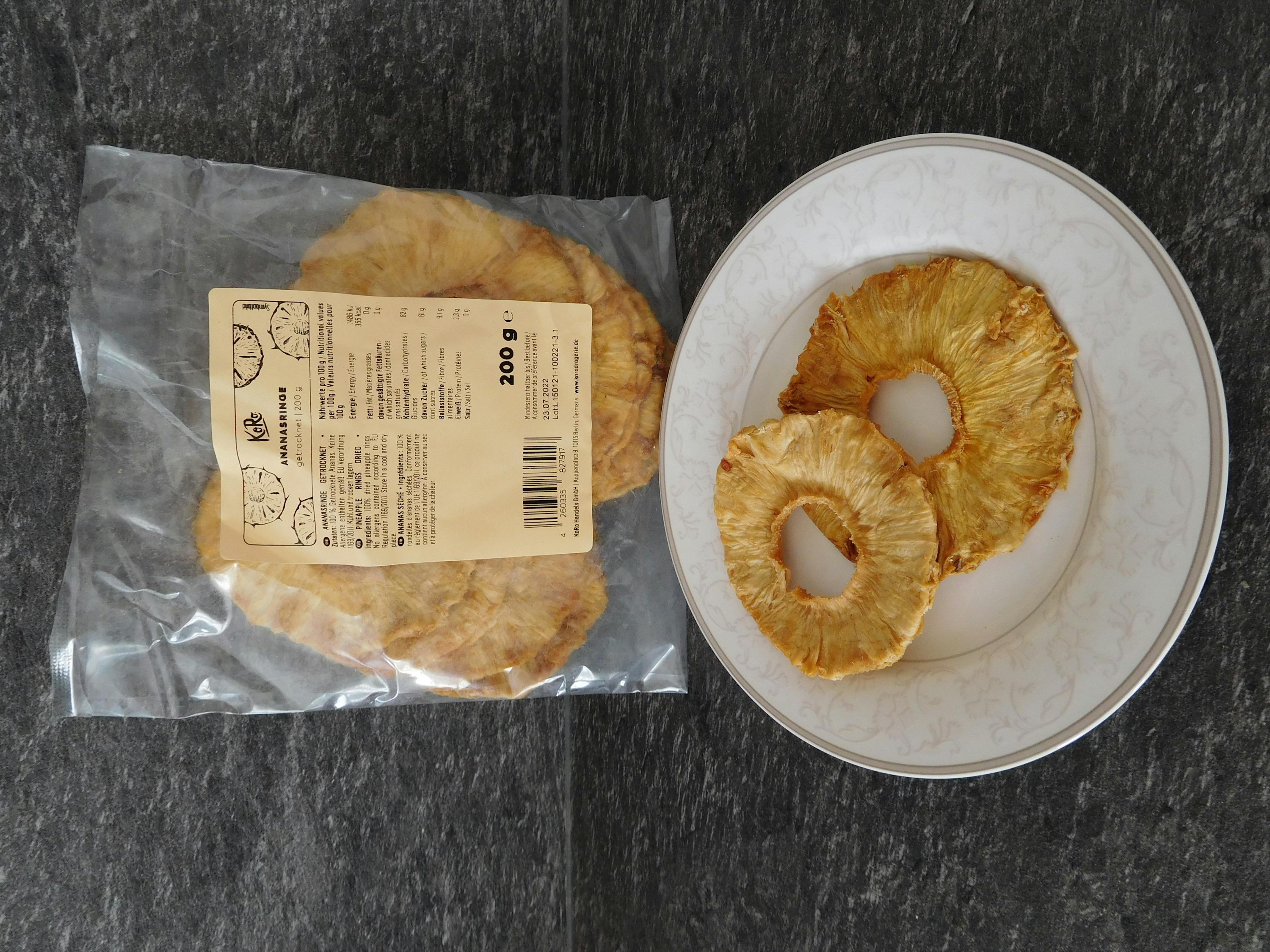 eine Packung ananasscheiben neben einem Teller mit ananasscheiben