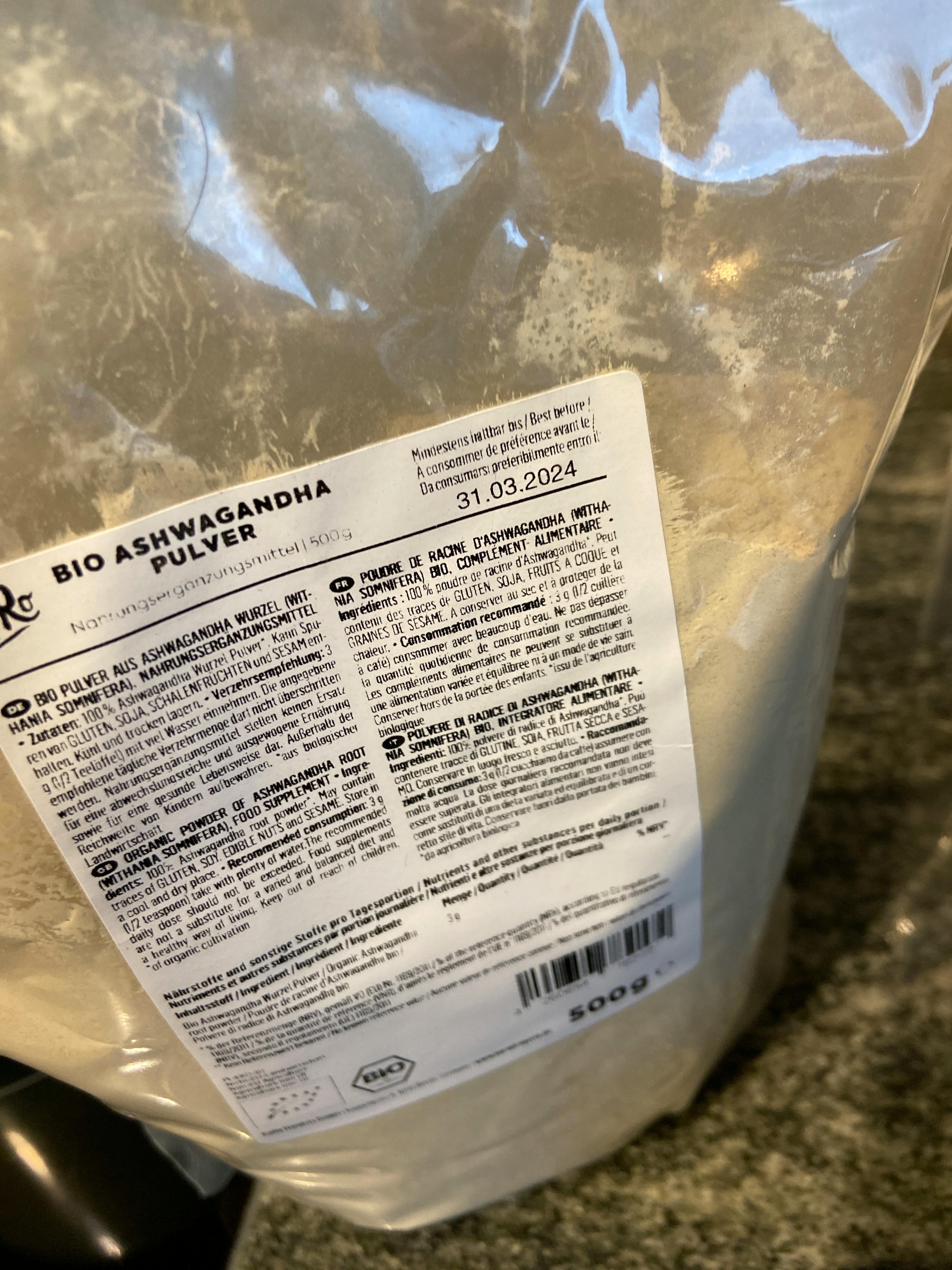 un sacchetto di polvere di ashwagandha è seduto su un tavolo