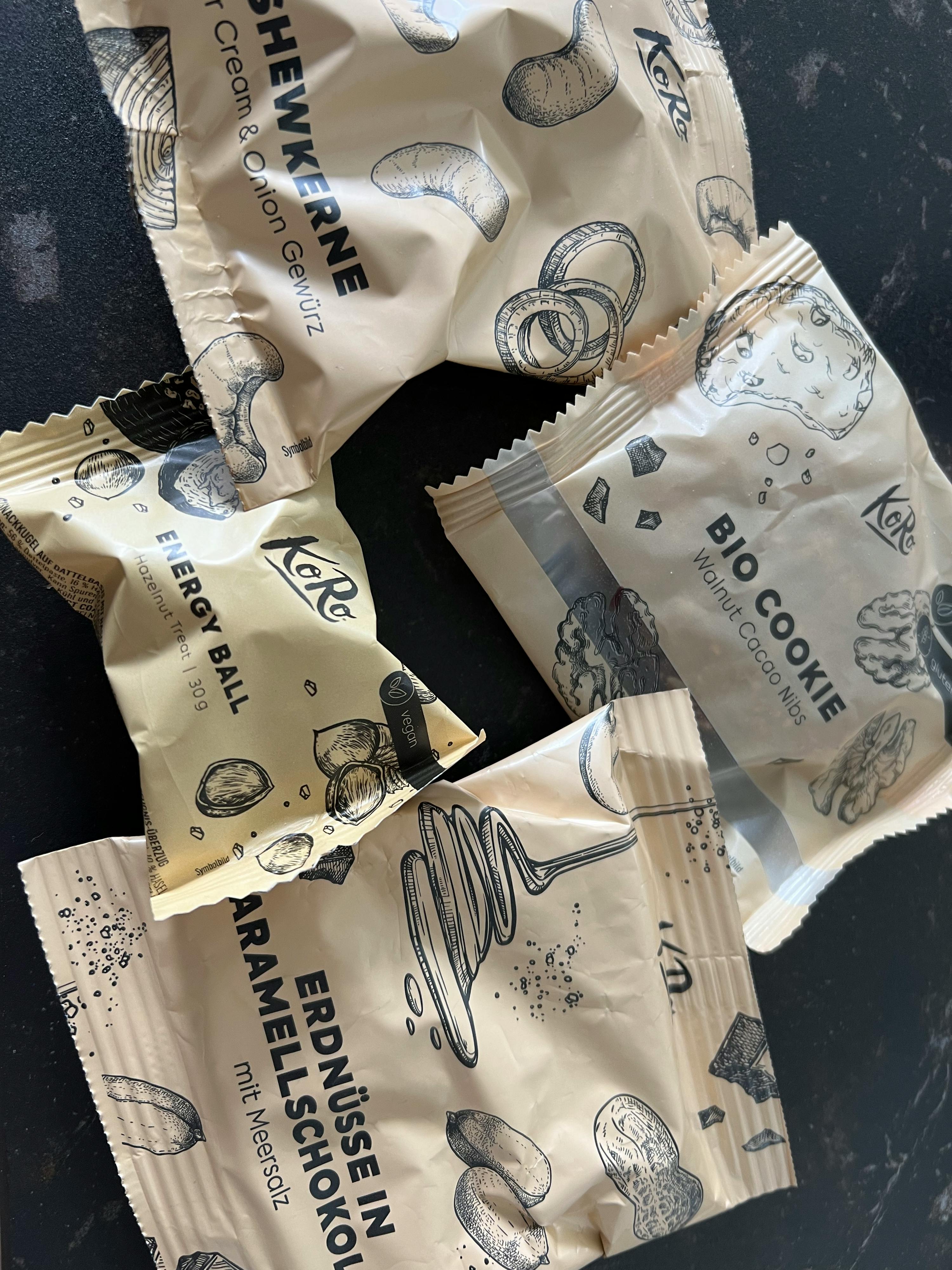 eine Reihe von verpackten Snacks mit verschiedenen Geschmacksrichtungen