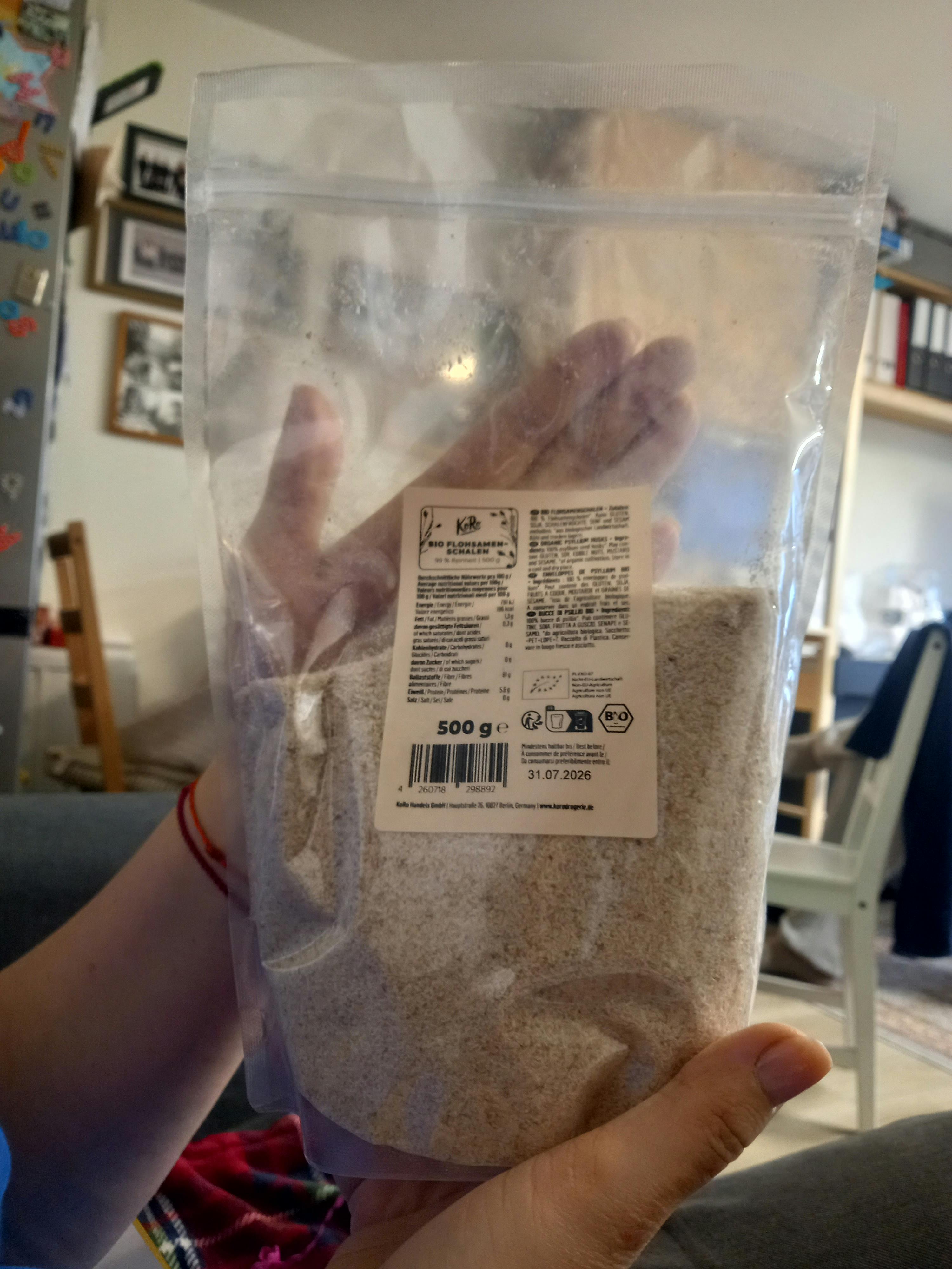 eine Person hält einen Plastikbeutel mit einem Etikett darauf