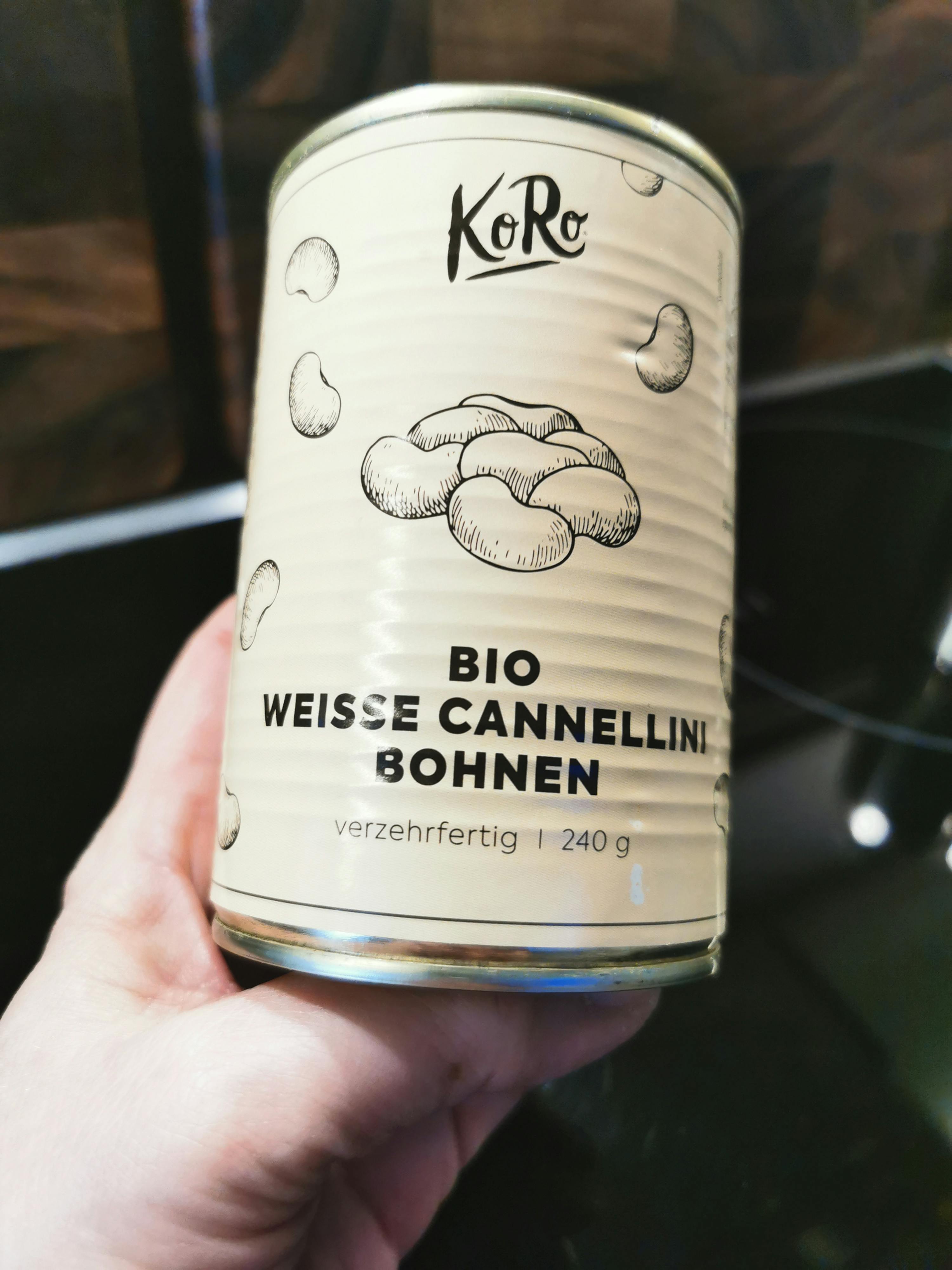 una persona tiene in mano una lattina di cannellini bianchi bio