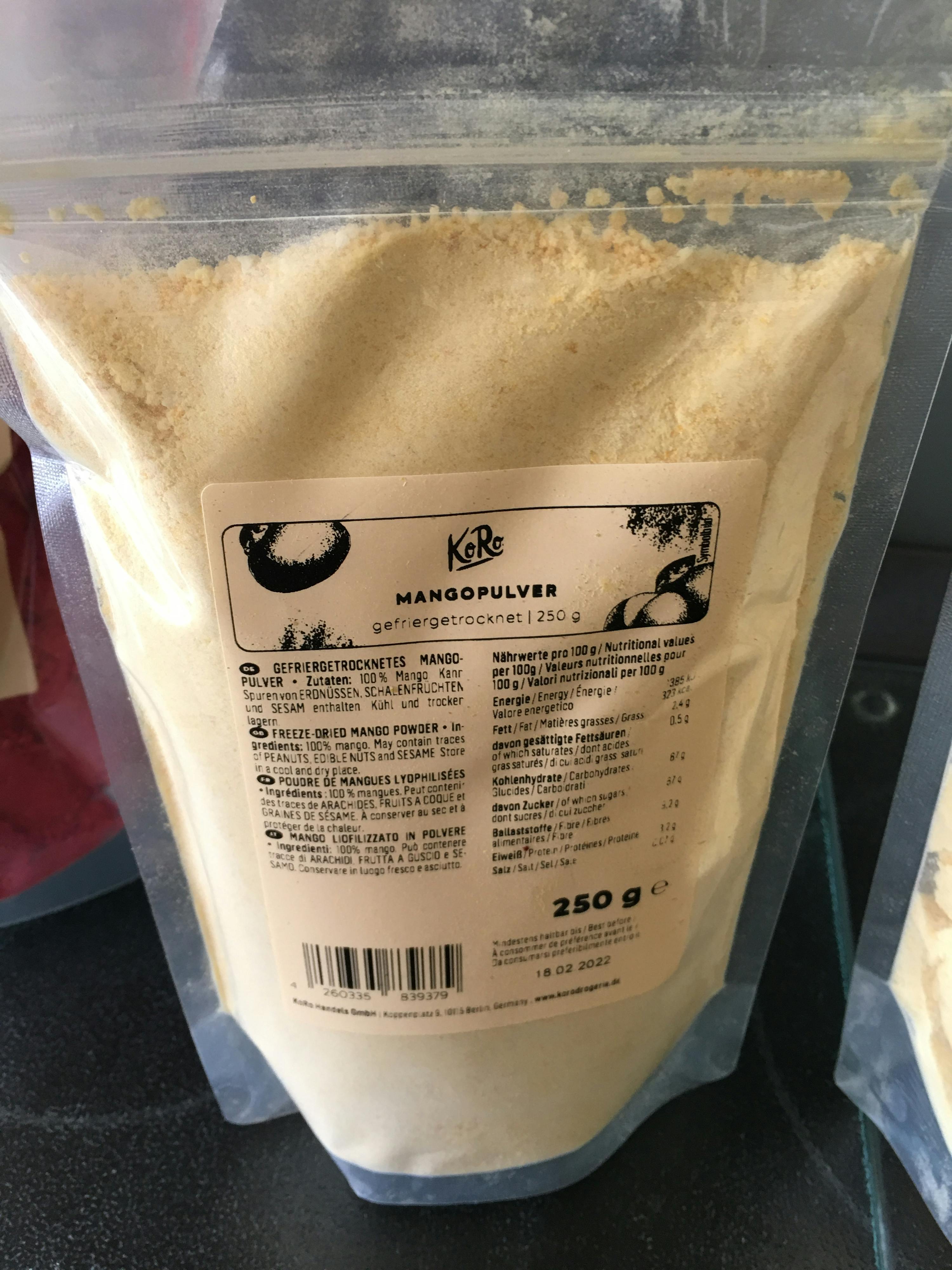 eine Plastiktüte mit 250 g Mandelpulver auf einem Tisch