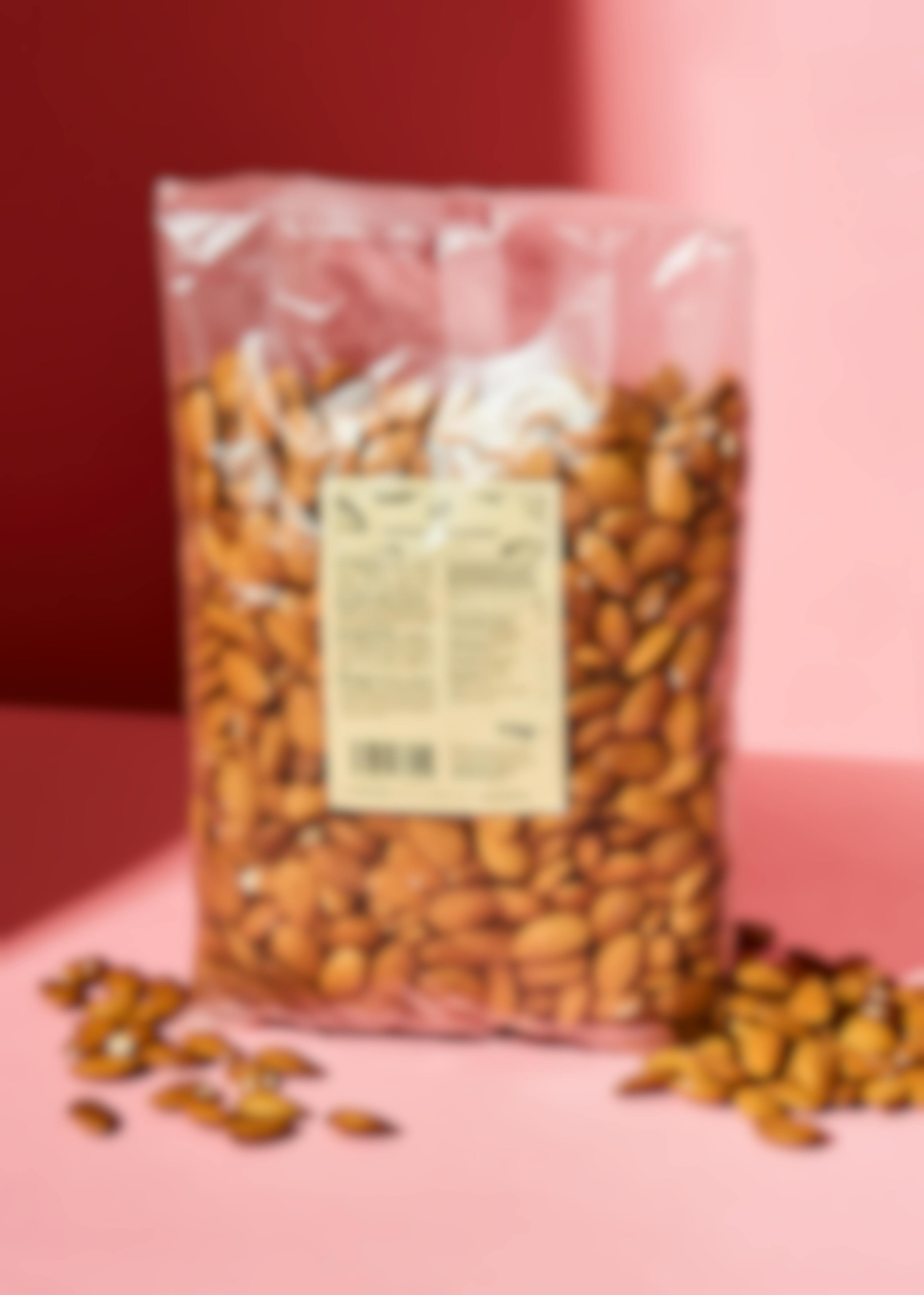 Premium almonds 1kg