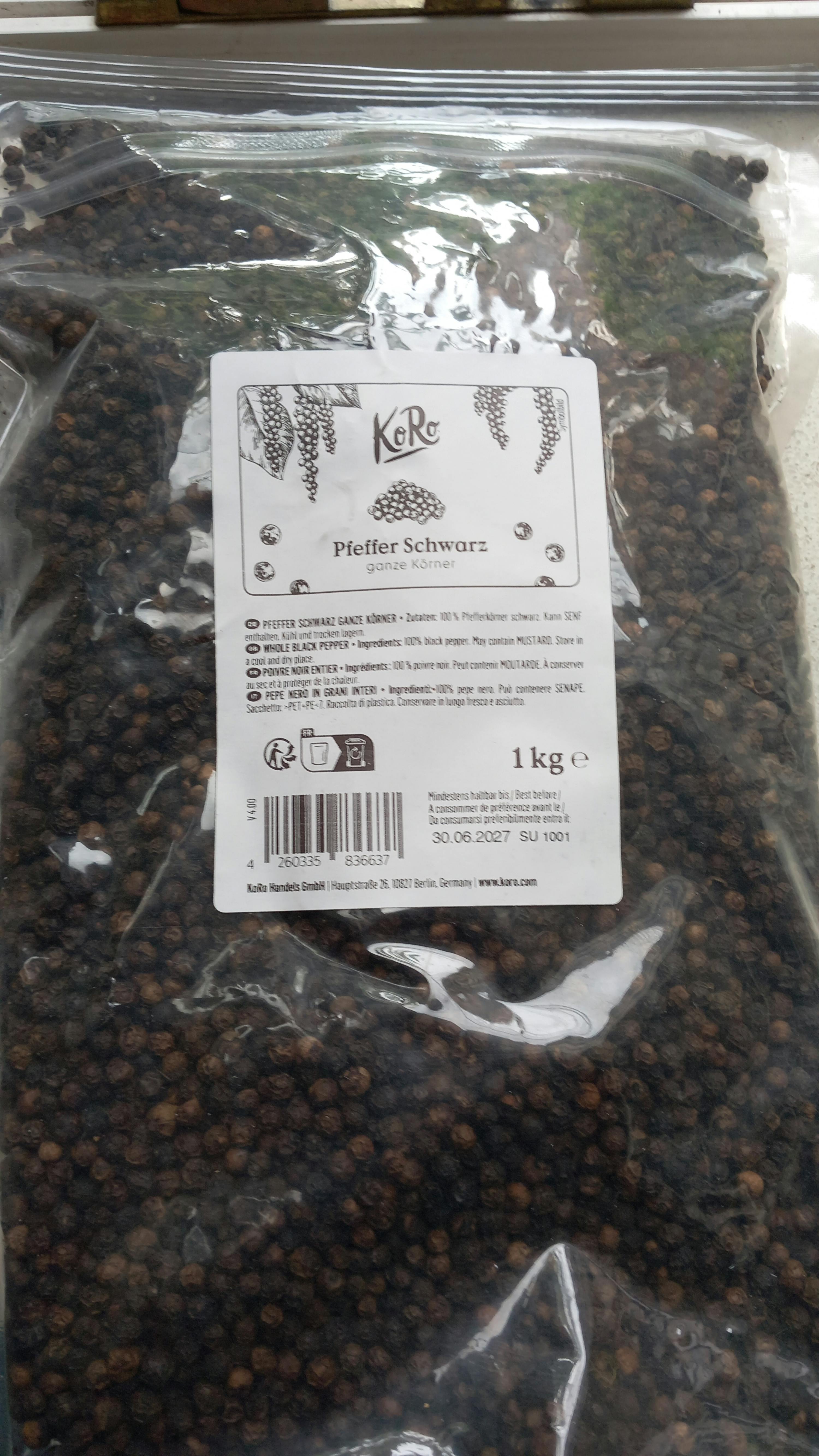 un sac de poivre noir avec une étiquette blanche