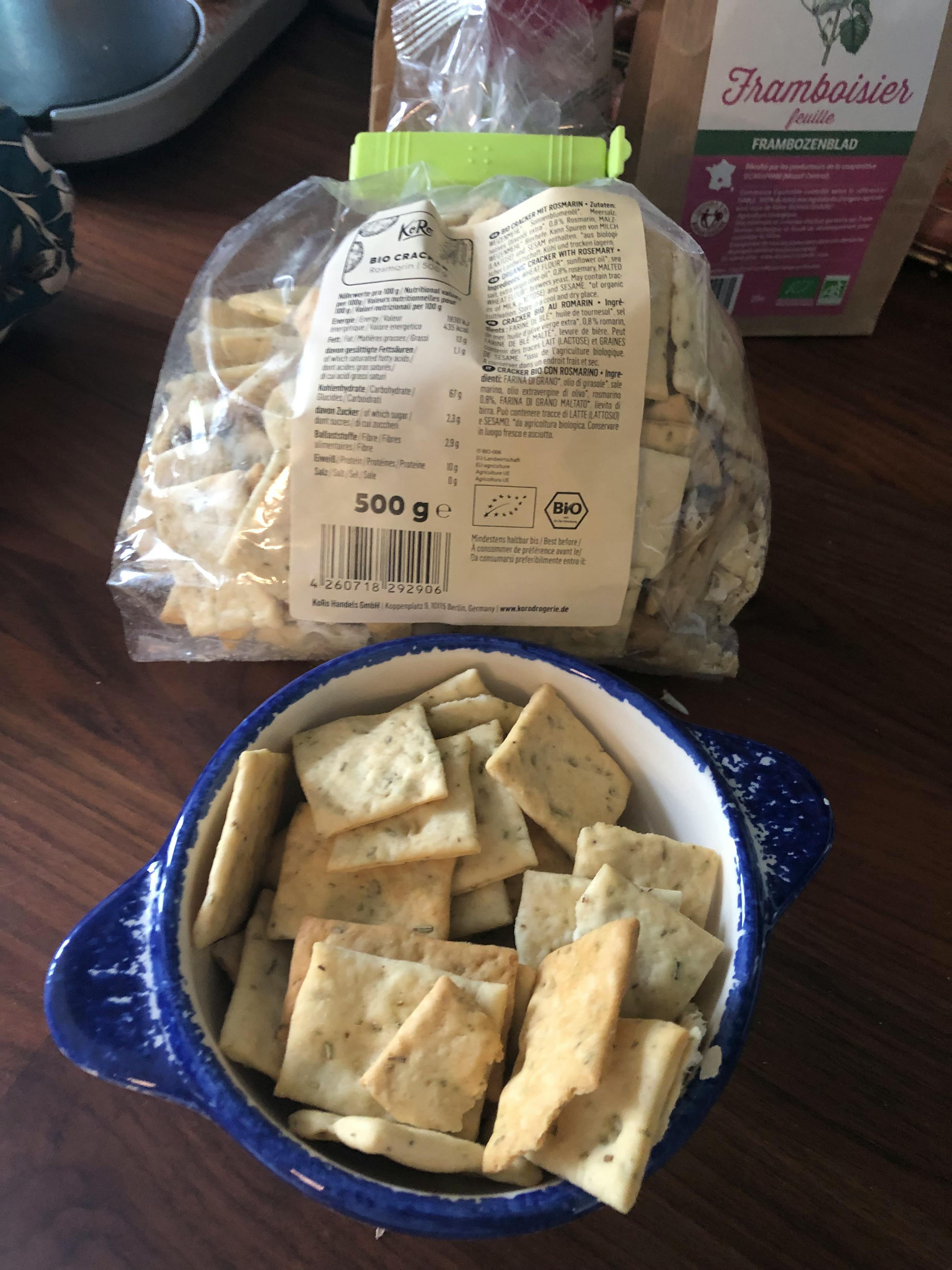 una ciotola di crackers è accanto a un sacchetto di crackers