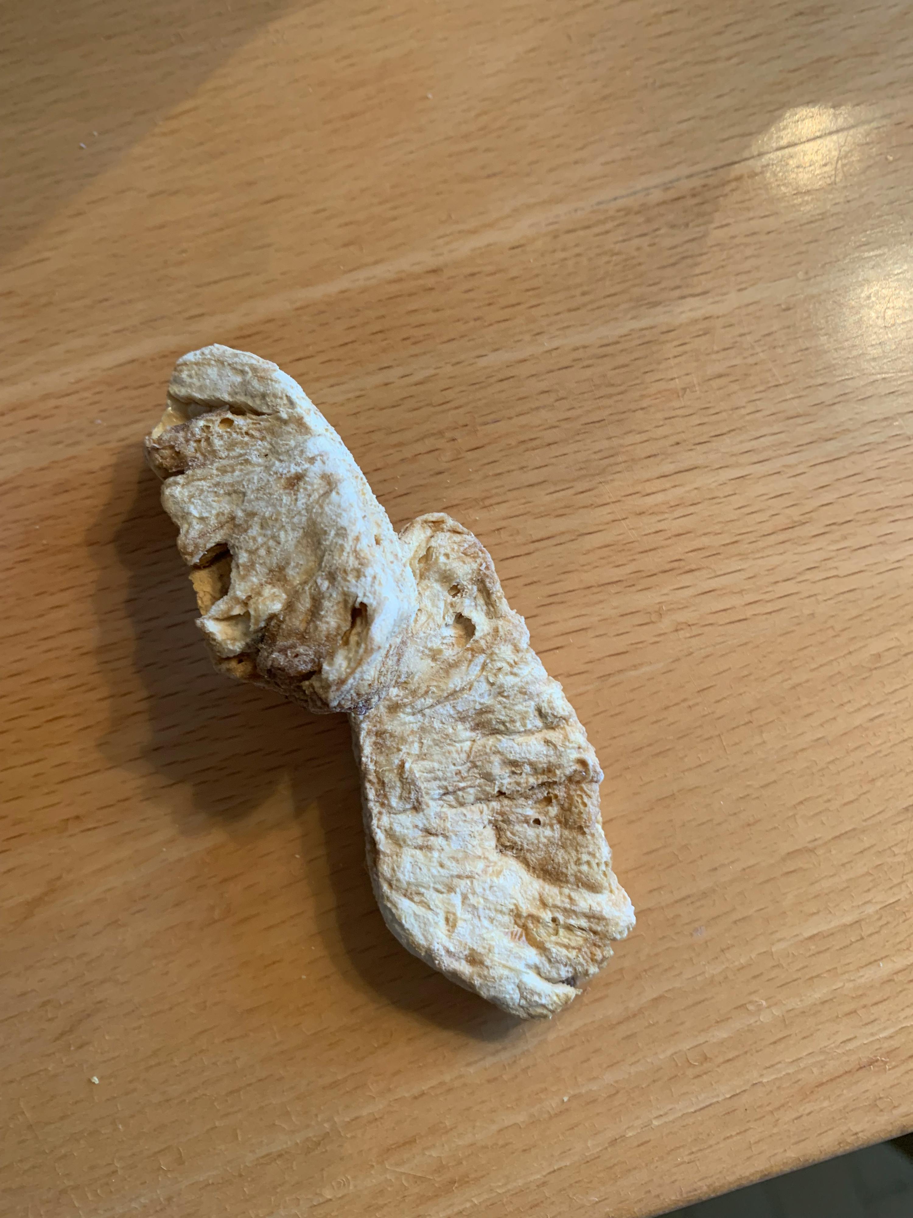 un morceau de pain est sur une table en bois