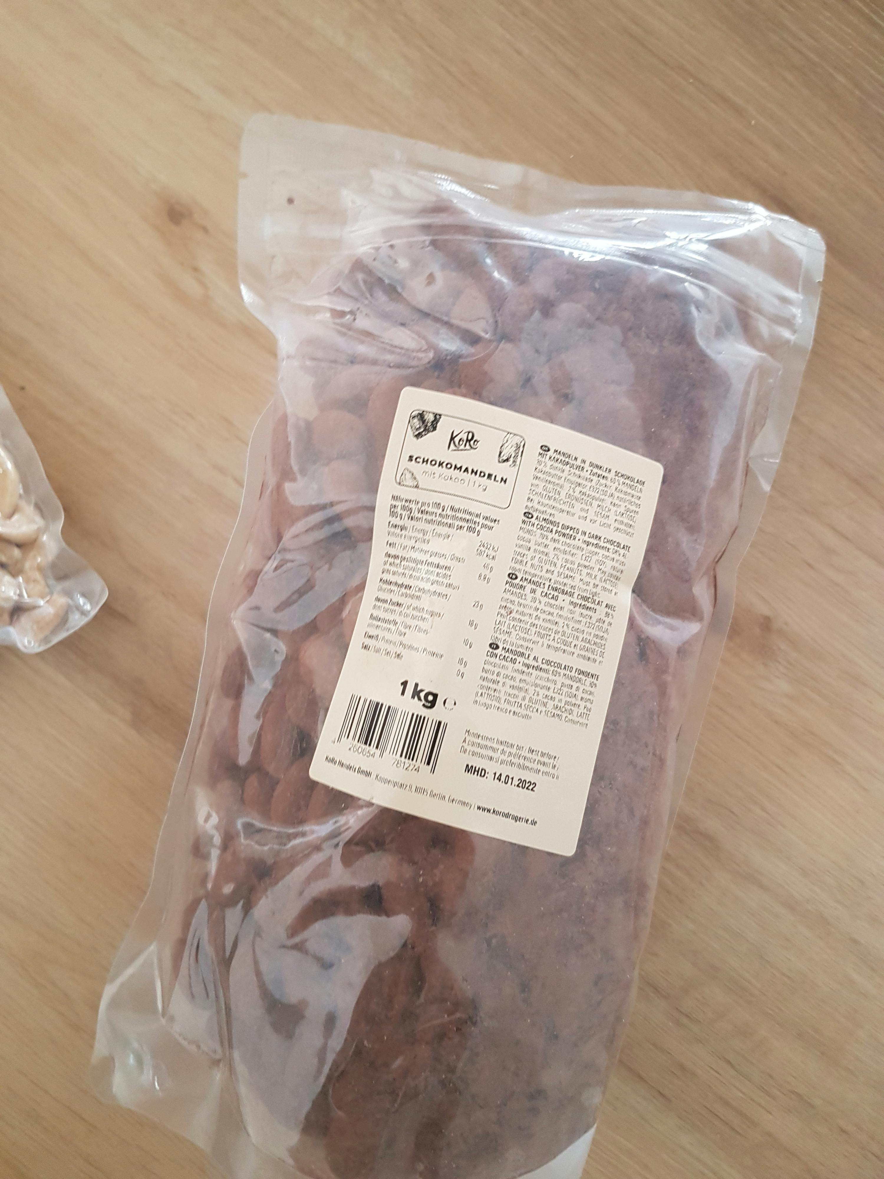 Eine Plastiktüte mit Schokoladenstücken steht auf einem Holztisch