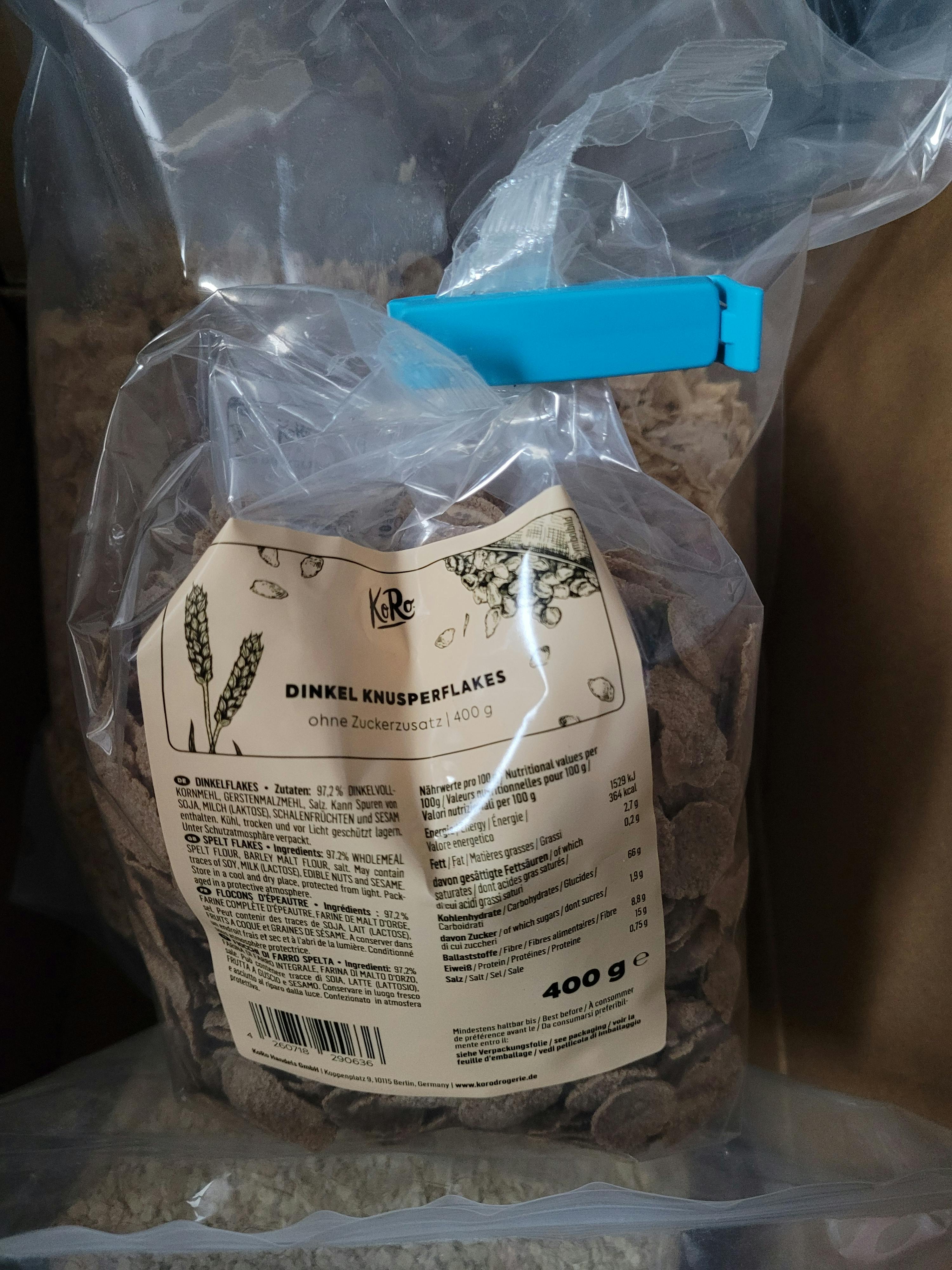 eine Plastiktüte mit einem Etikett darauf , das sagt dinkel knusperflocken