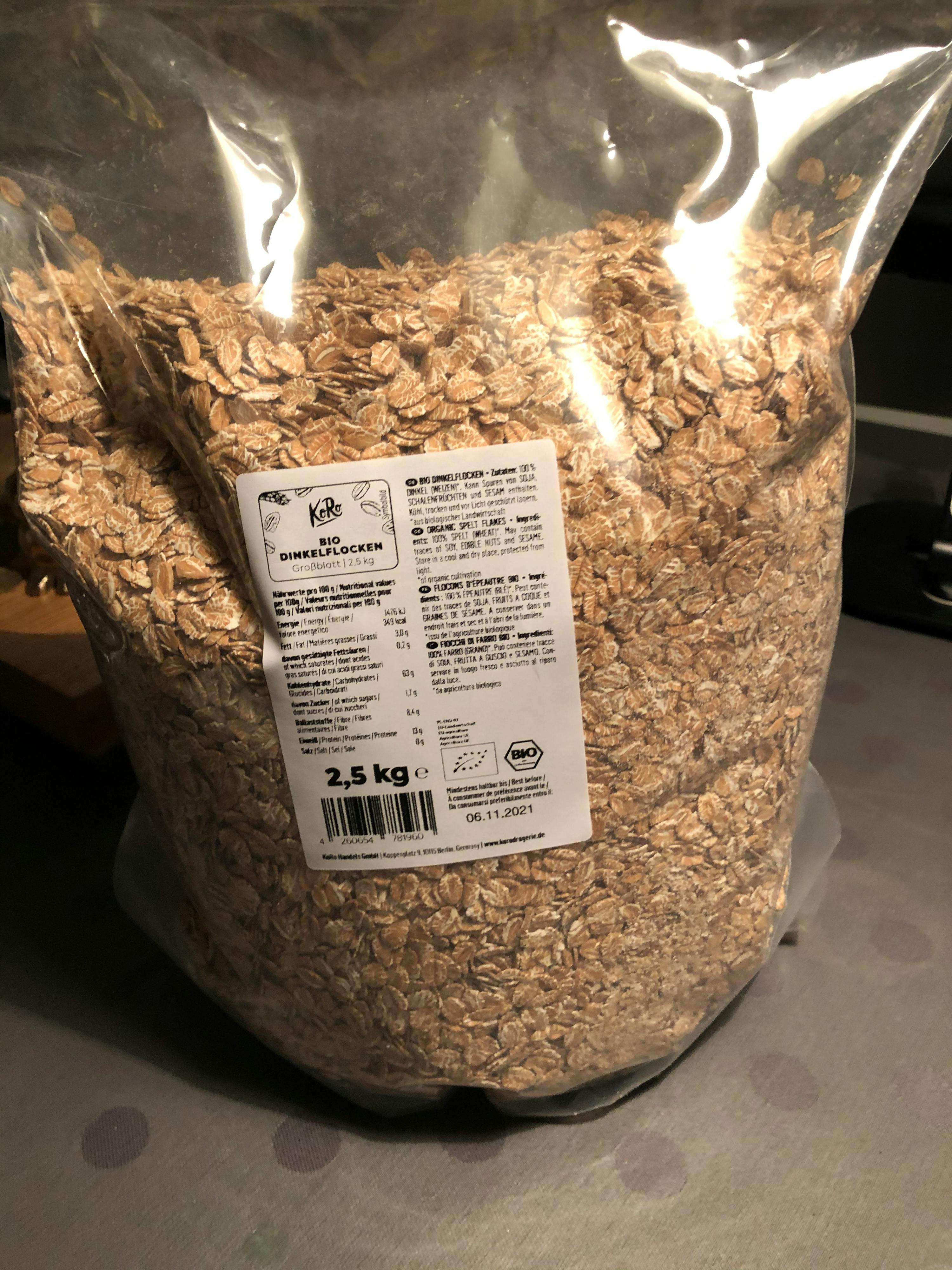 eine Tüte Haferflocken liegt auf einem Tisch