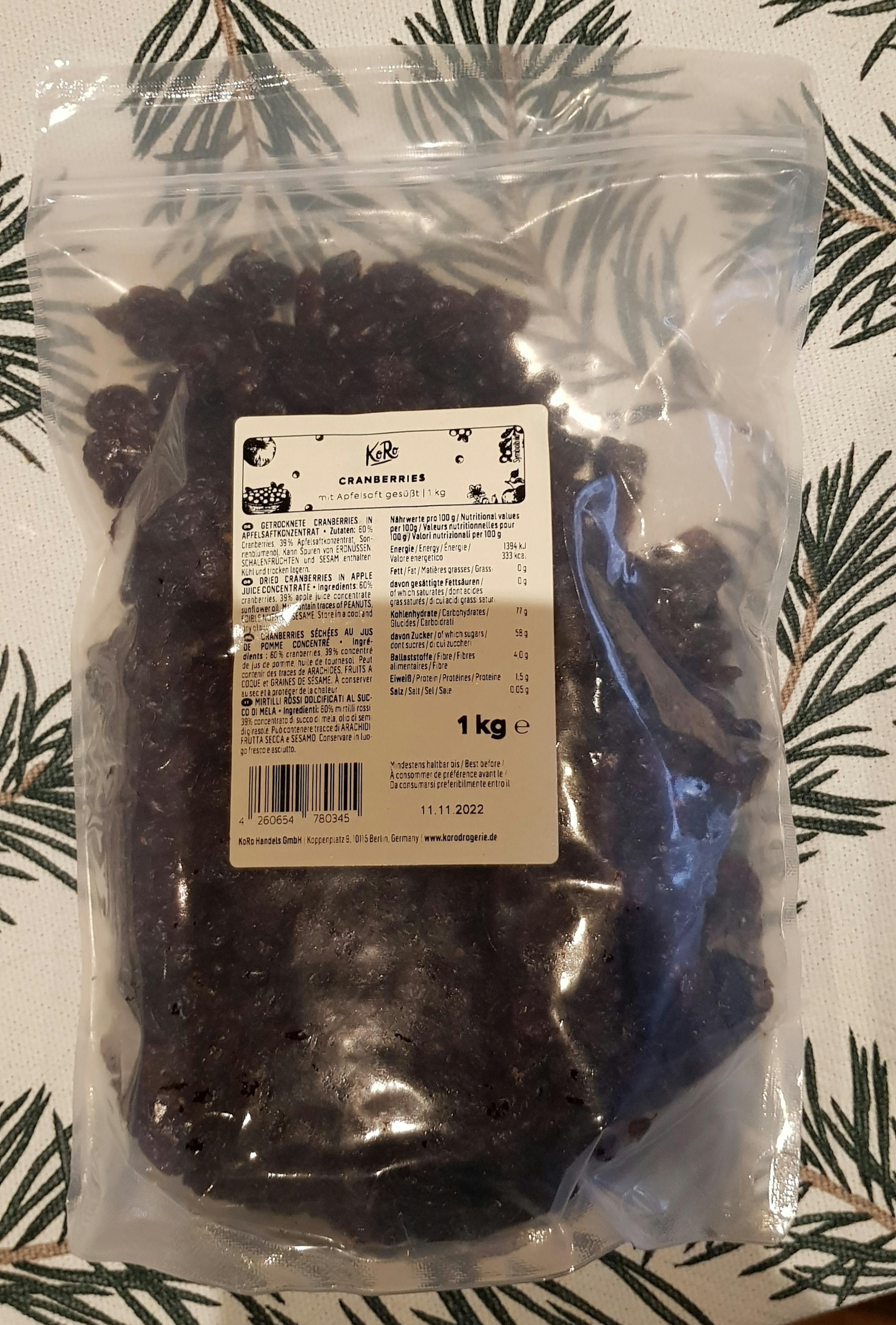 ein Plastikbeutel mit Kirschen steht auf einem Tisch