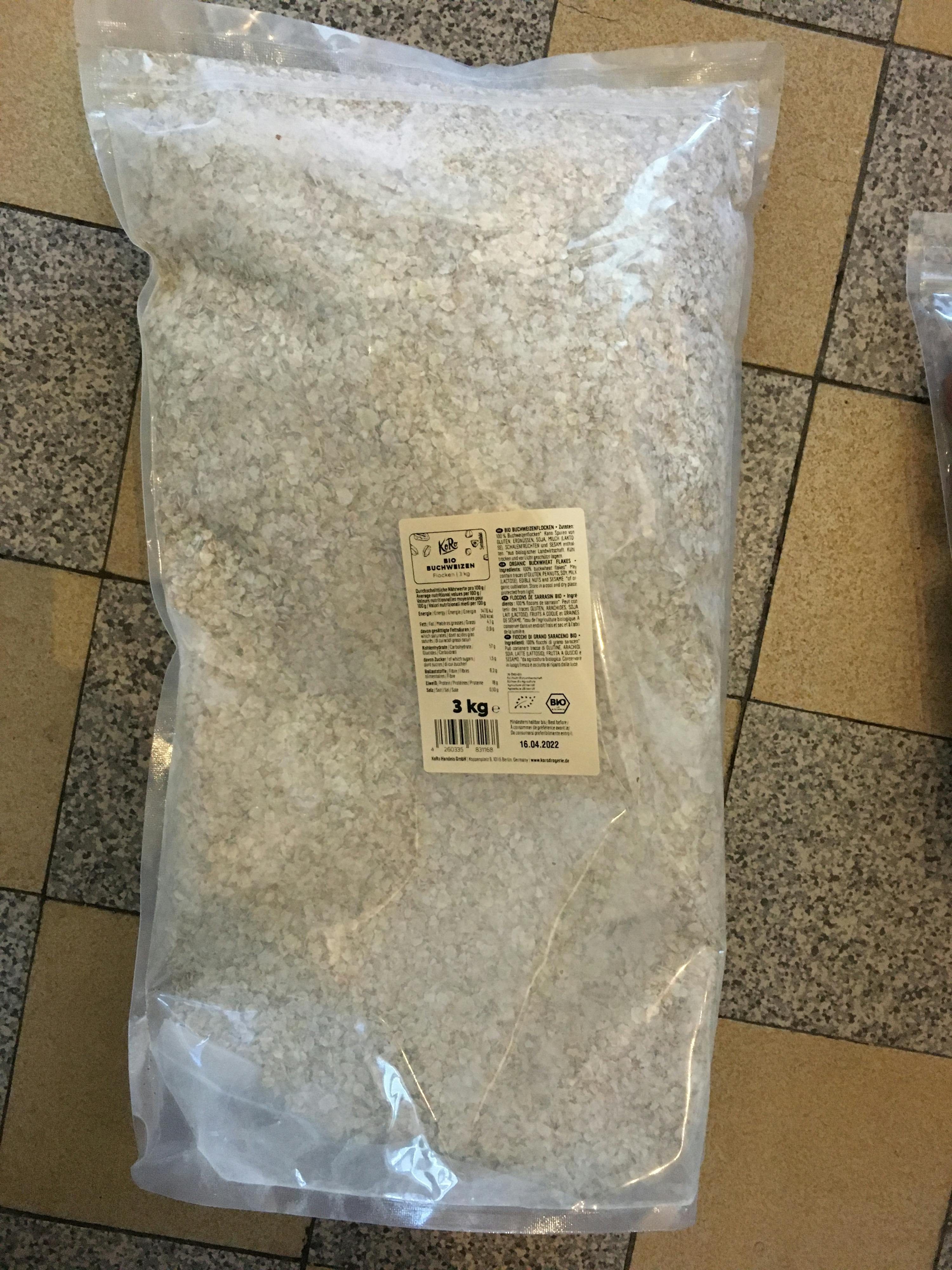 un sacchetto di polvere bianca con una etichetta che dice 3 kg