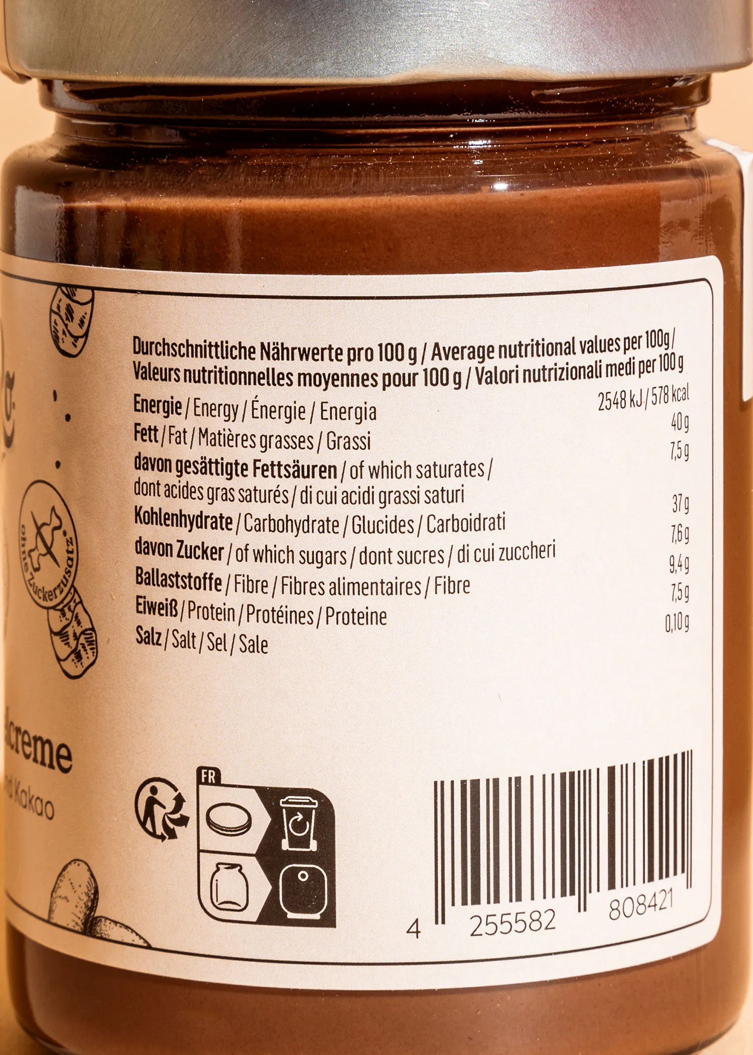 l' étiquette d' un pot de crème au chocolat montre les valeurs nutritionnelles moyennes pour 100g