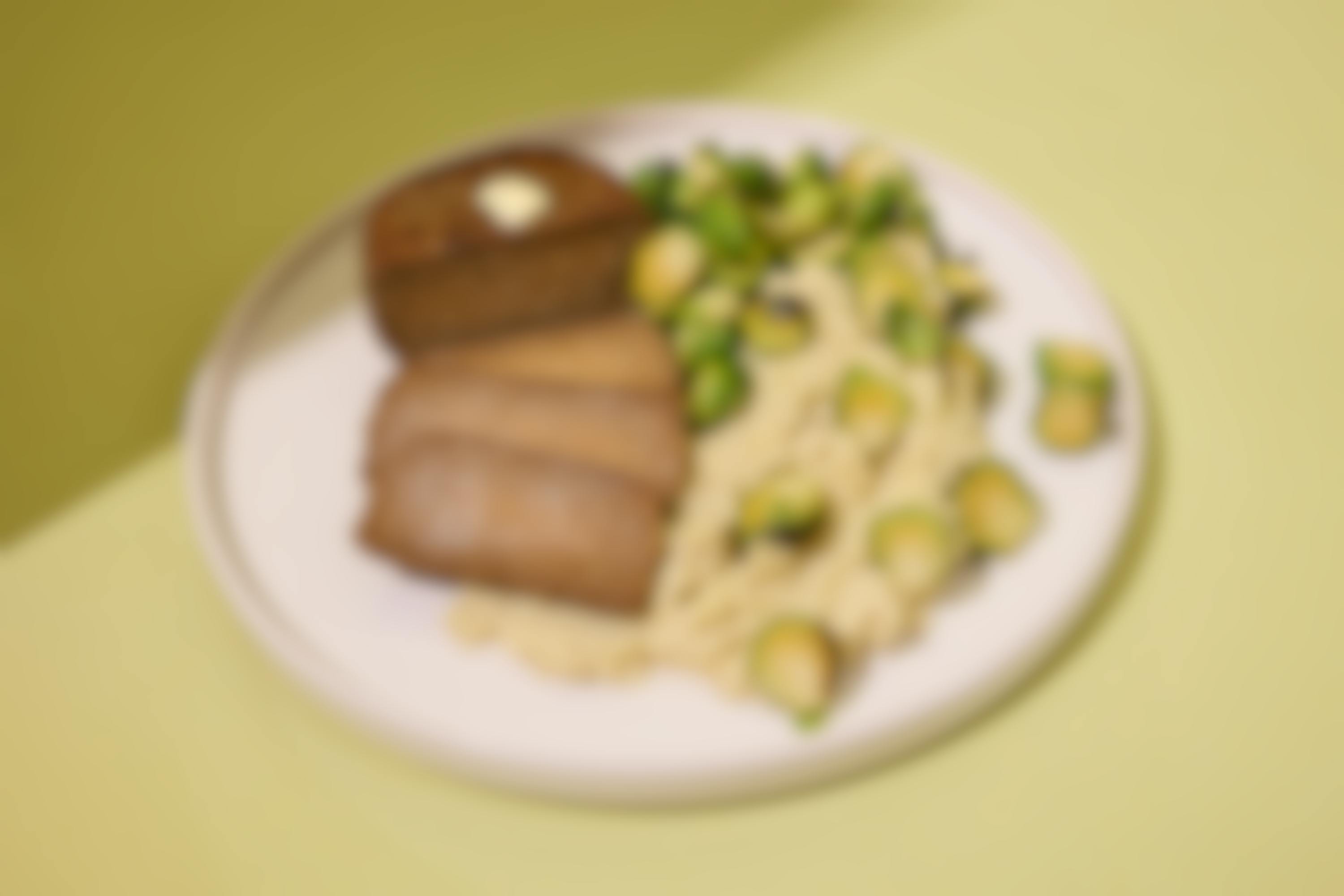 Veganes Steak mit Rosenkohl und Trüffel-Kartoffelpüree