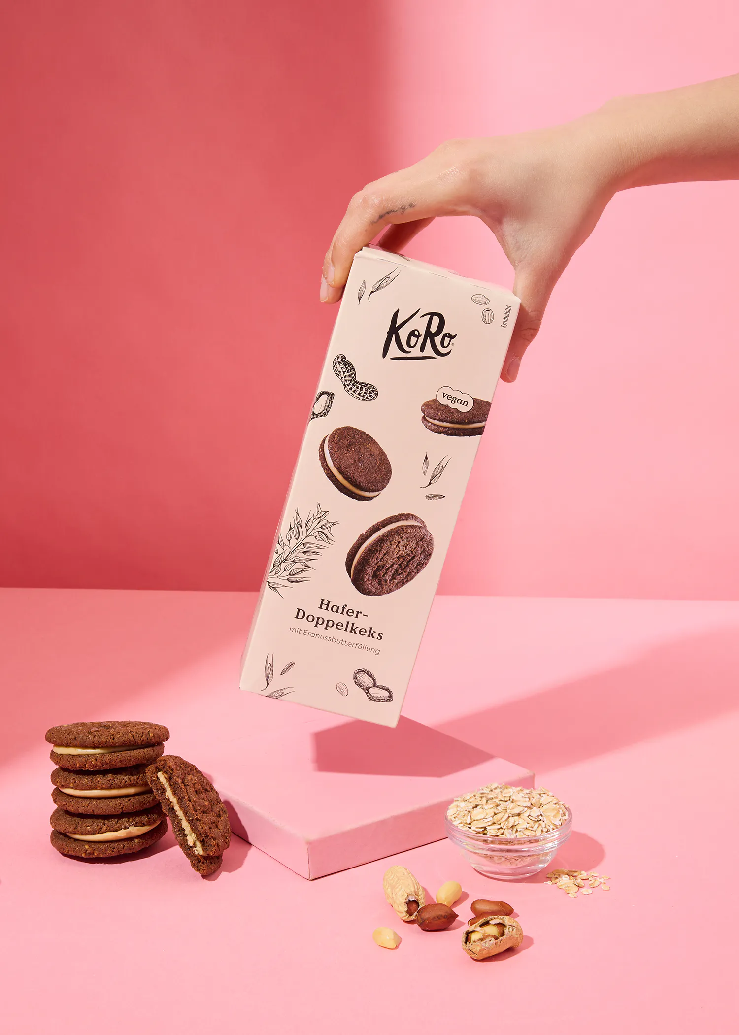 une personne tient une boîte de biscuits à l' avoine