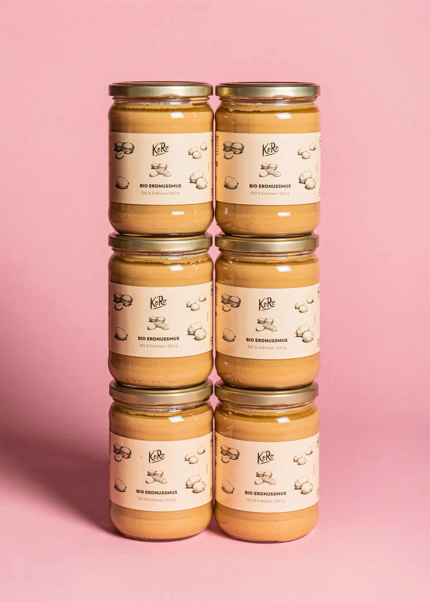 sechs Gläser erdnussmus stehen nebeneinander