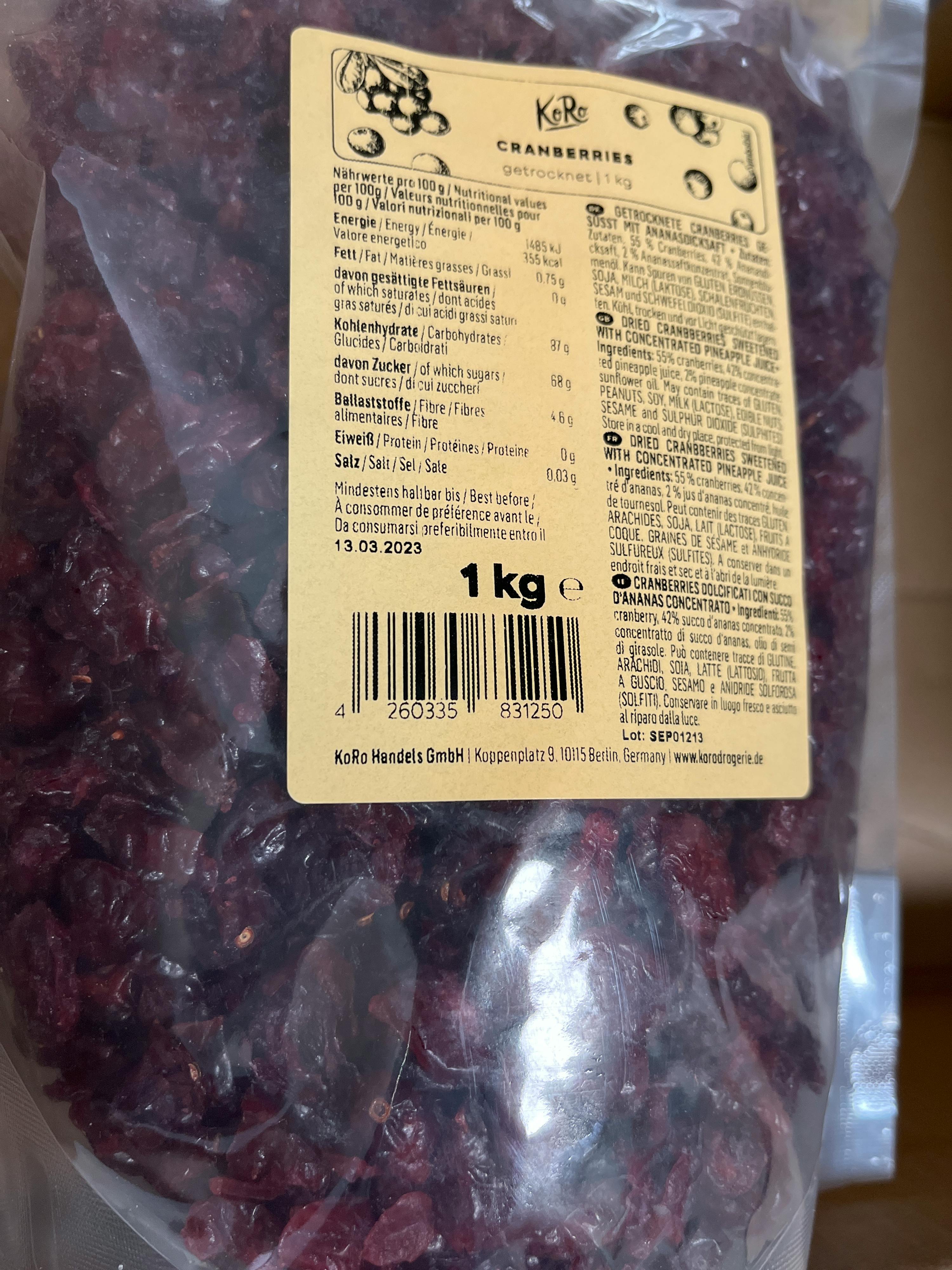 a bag of dried cranberries with a label that says 1 kg