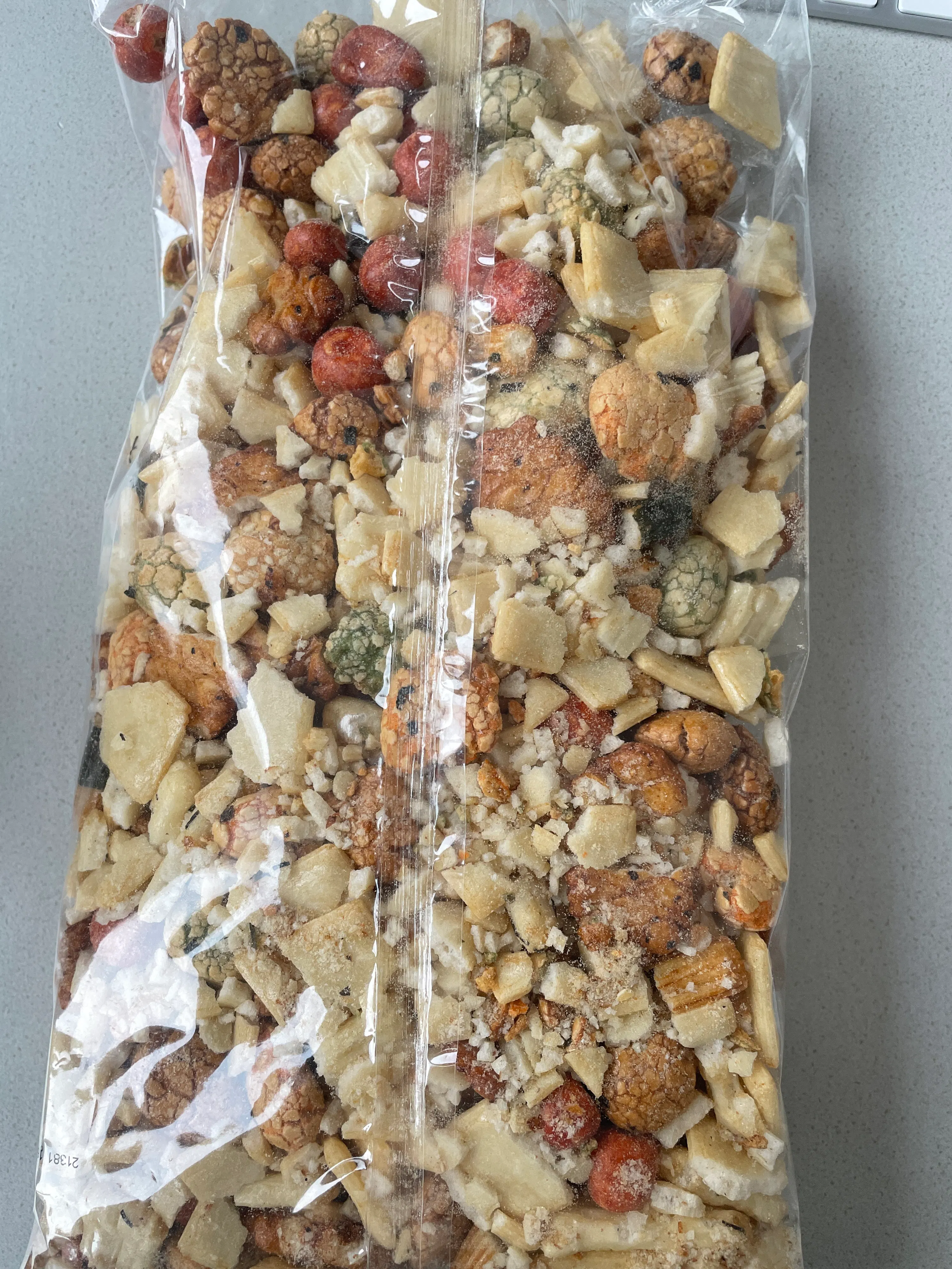 eine Nahaufnahme eines Plastikbeutels mit einer Vielzahl von Snacks