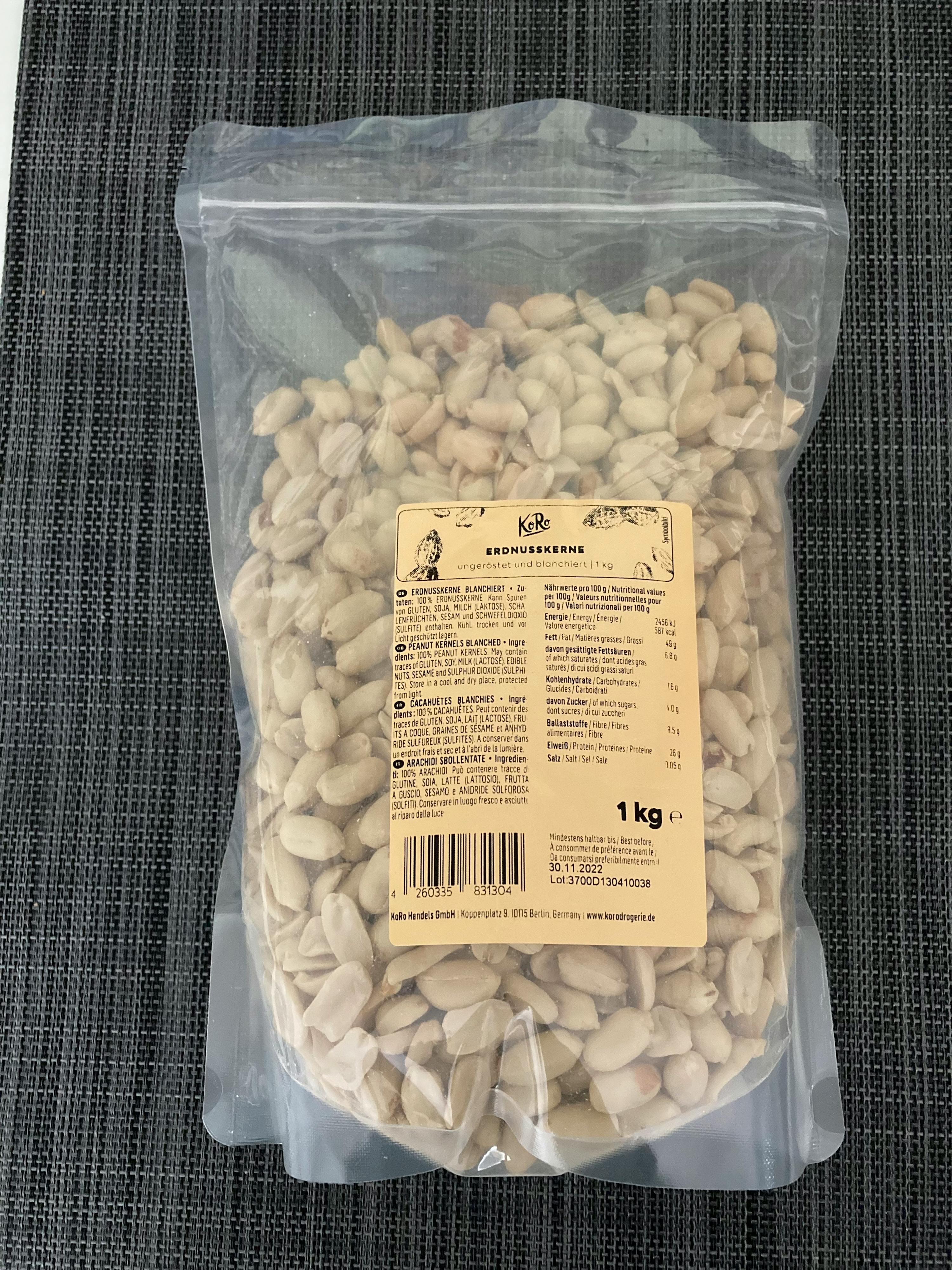 eine Plastiktüte mit Erdnüssen steht auf einem Tisch