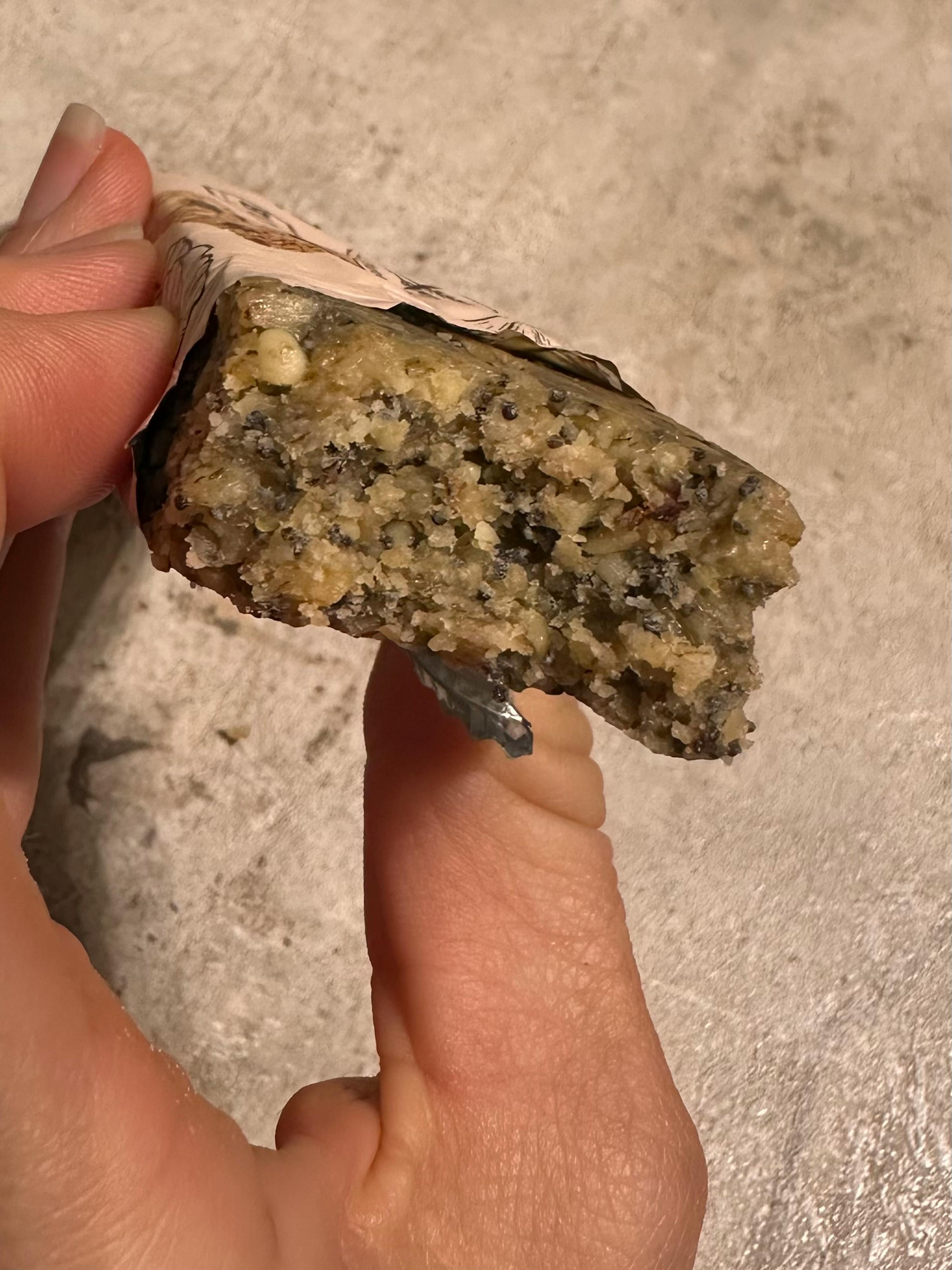 eine Person hält ein Stück Kuchen in der Hand