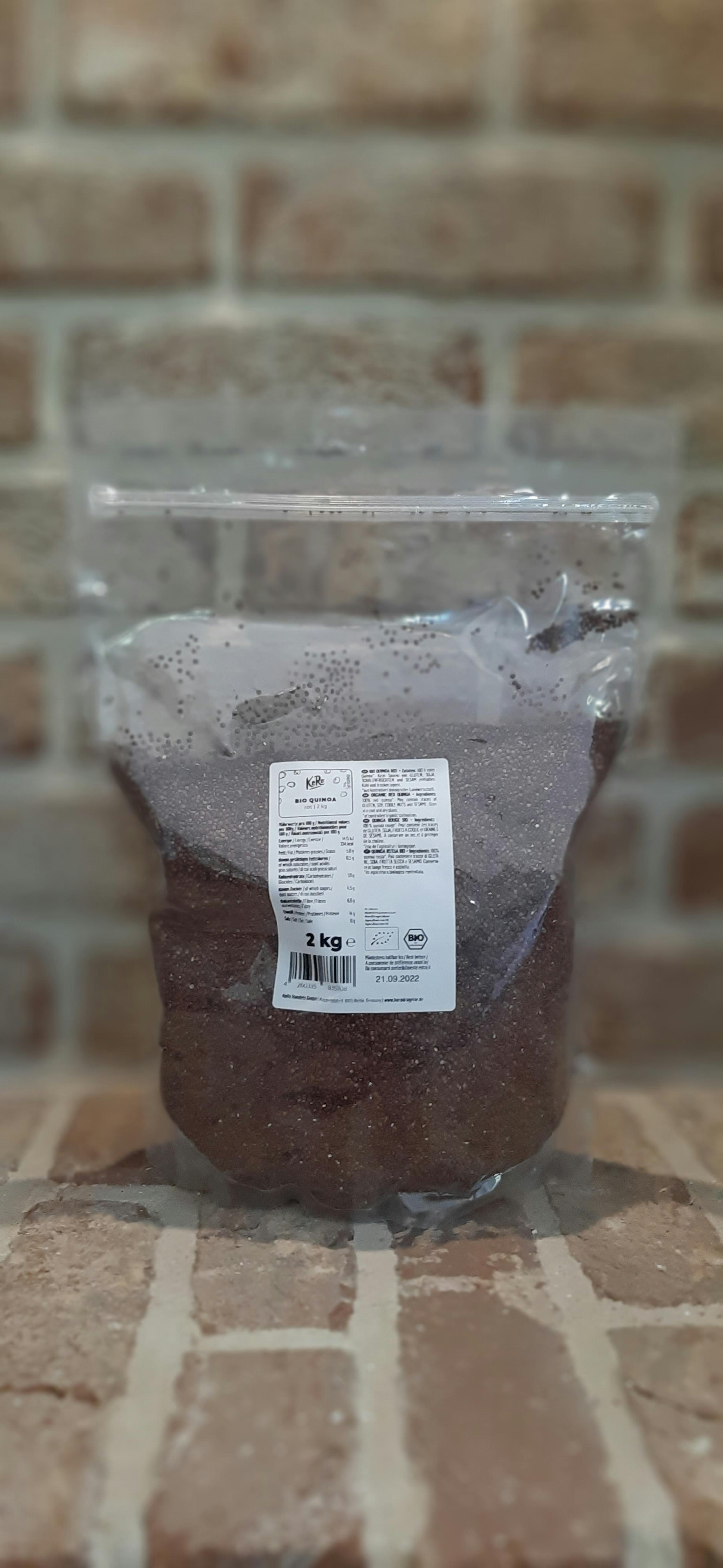 eine Plastiktüte mit einem Etikett darauf steht auf einer Backsteinmauer