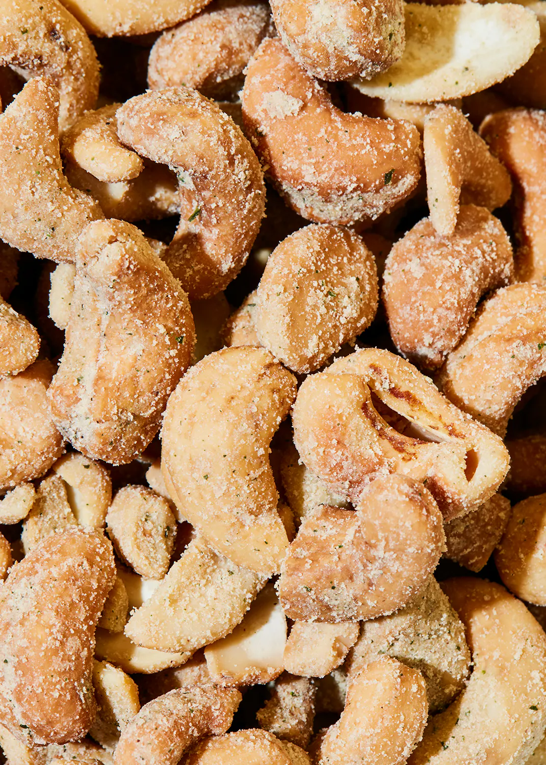 un gros plan d' un tas de noix de cajou