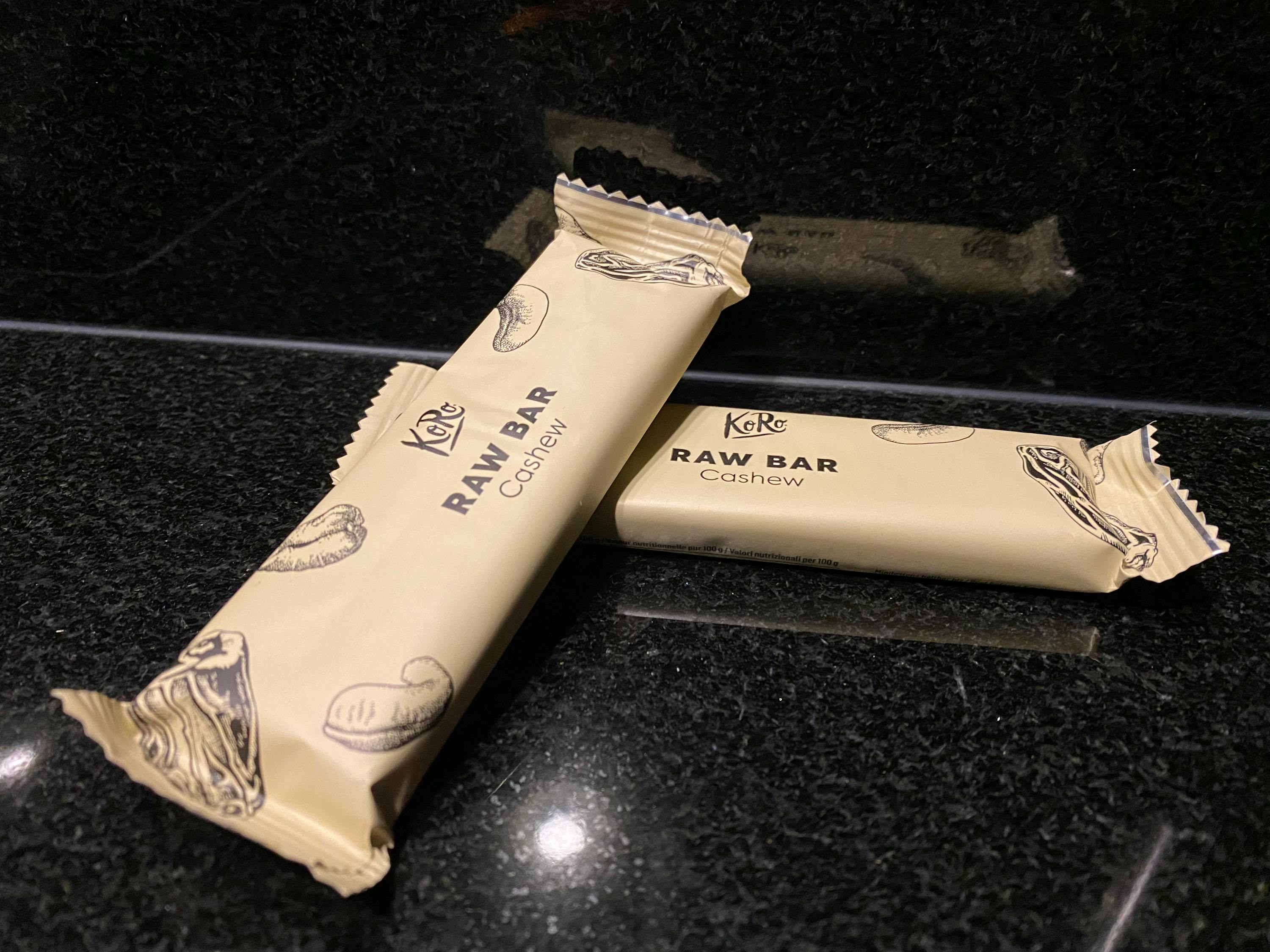 deux barres de céréales crues sont assises sur un comptoir