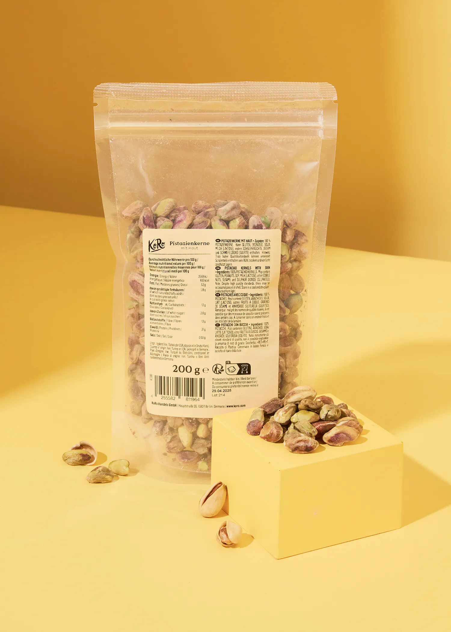 eine Tüte pistazienkerne steht auf einem gelben Tisch