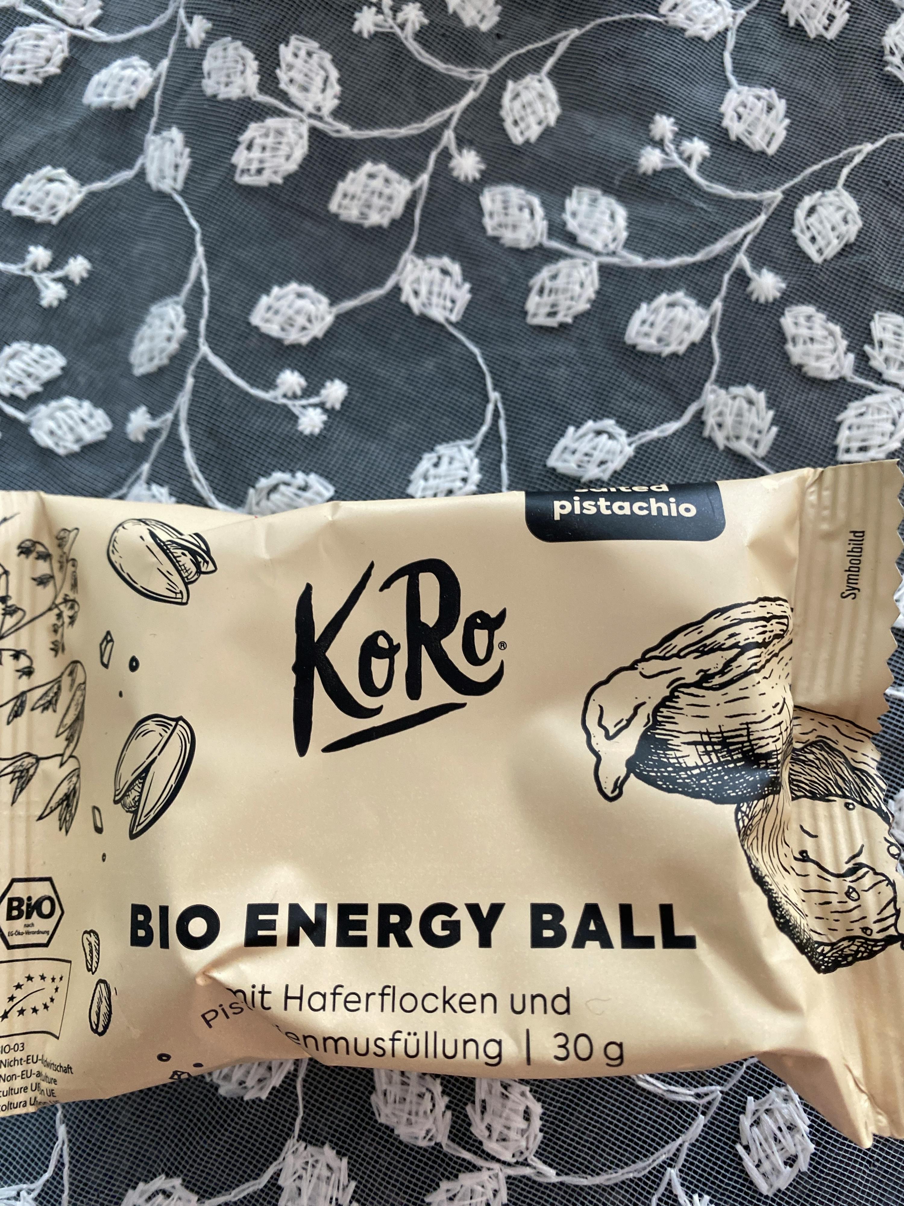 eine verpackte bio-energiekugel mit pistazien und haferflocken