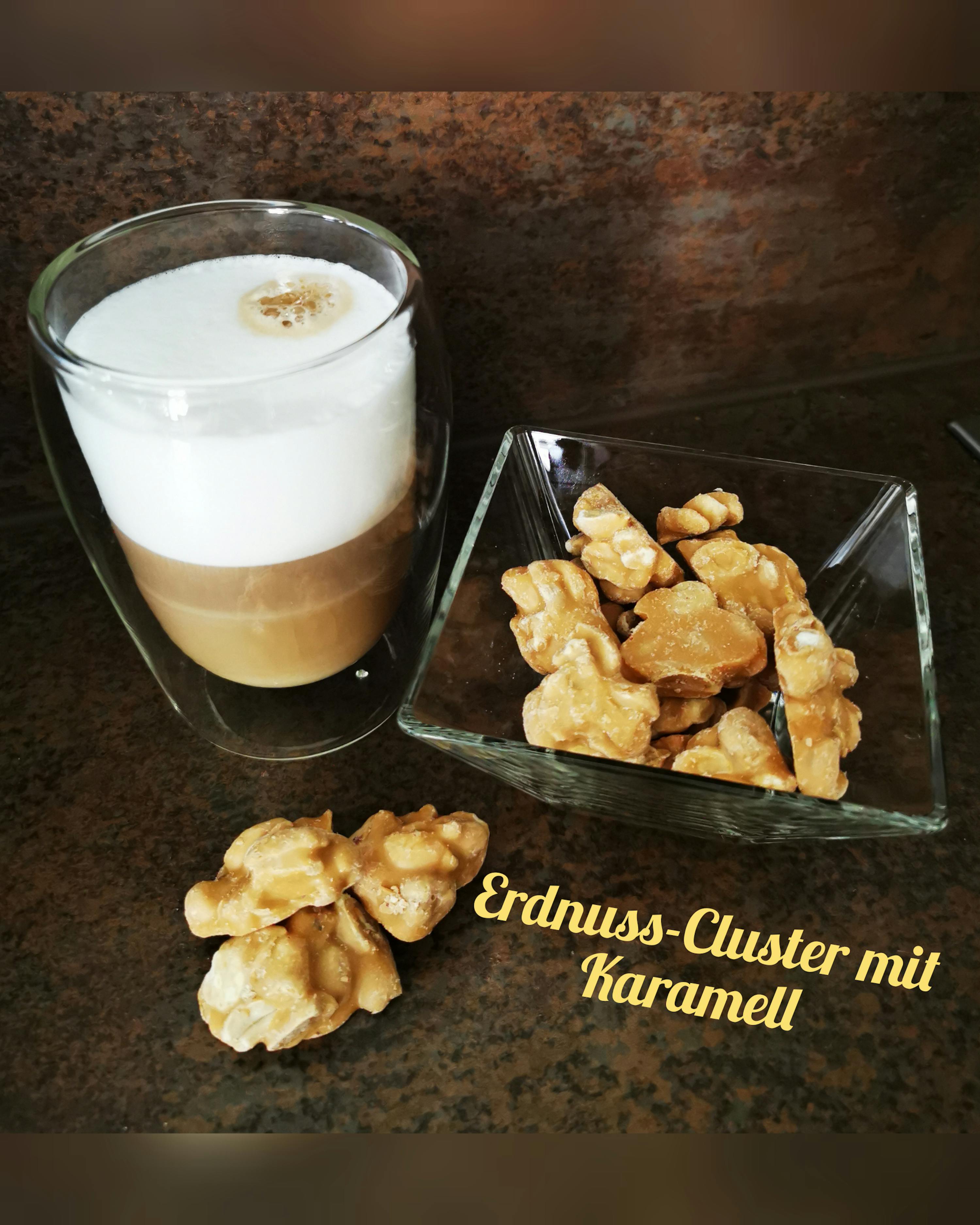 un bicchiere di cappuccino accanto a una ciotola di caramello