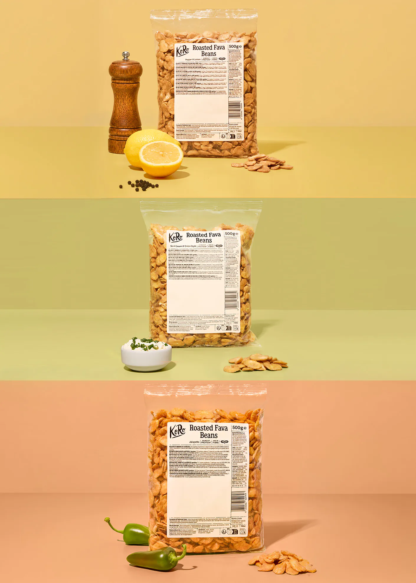 tre confezioni di fave tostate koro in gusti diversi disposte su sfondi colorati con i rispettivi ingredienti di accompagnamento.