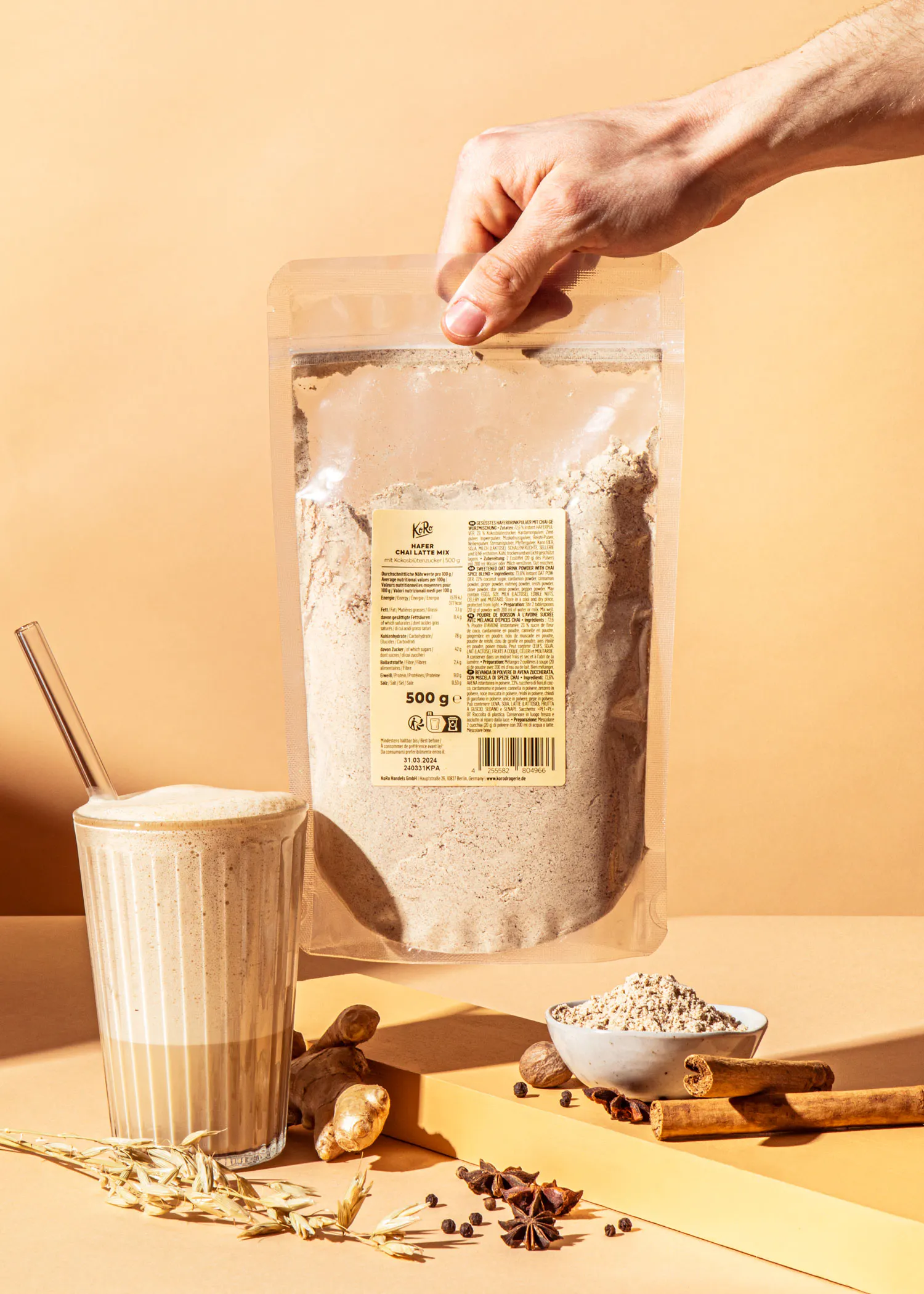 une personne tient un sac de farine de blé à côté d' un verre de boisson