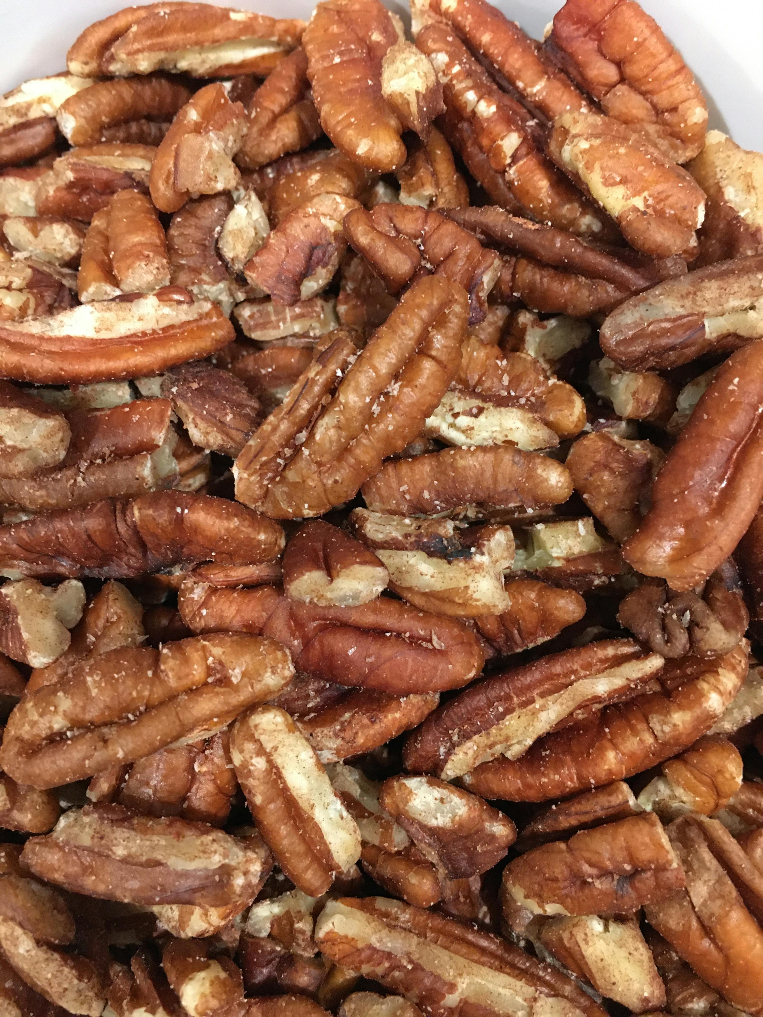 eine Nahaufnahme von einem Haufen Pekannüsse