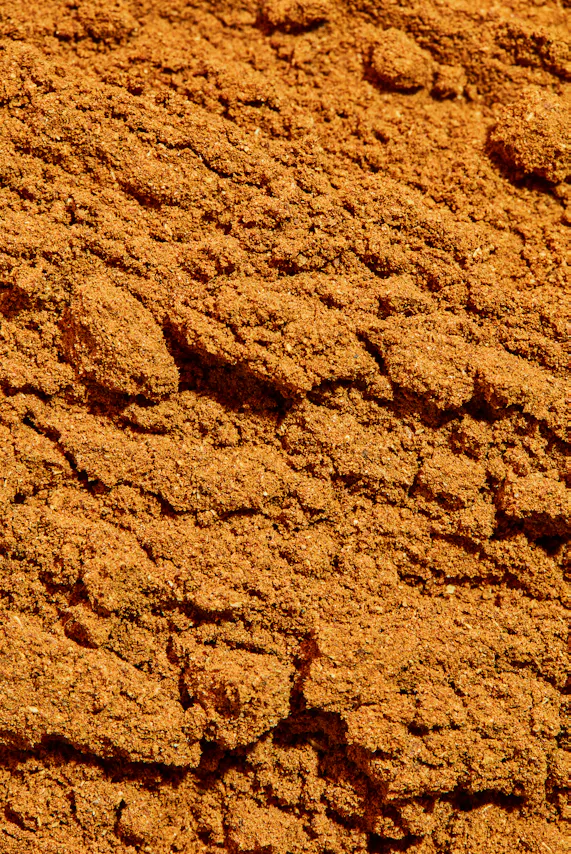 un gros plan d' un tas de terre marron