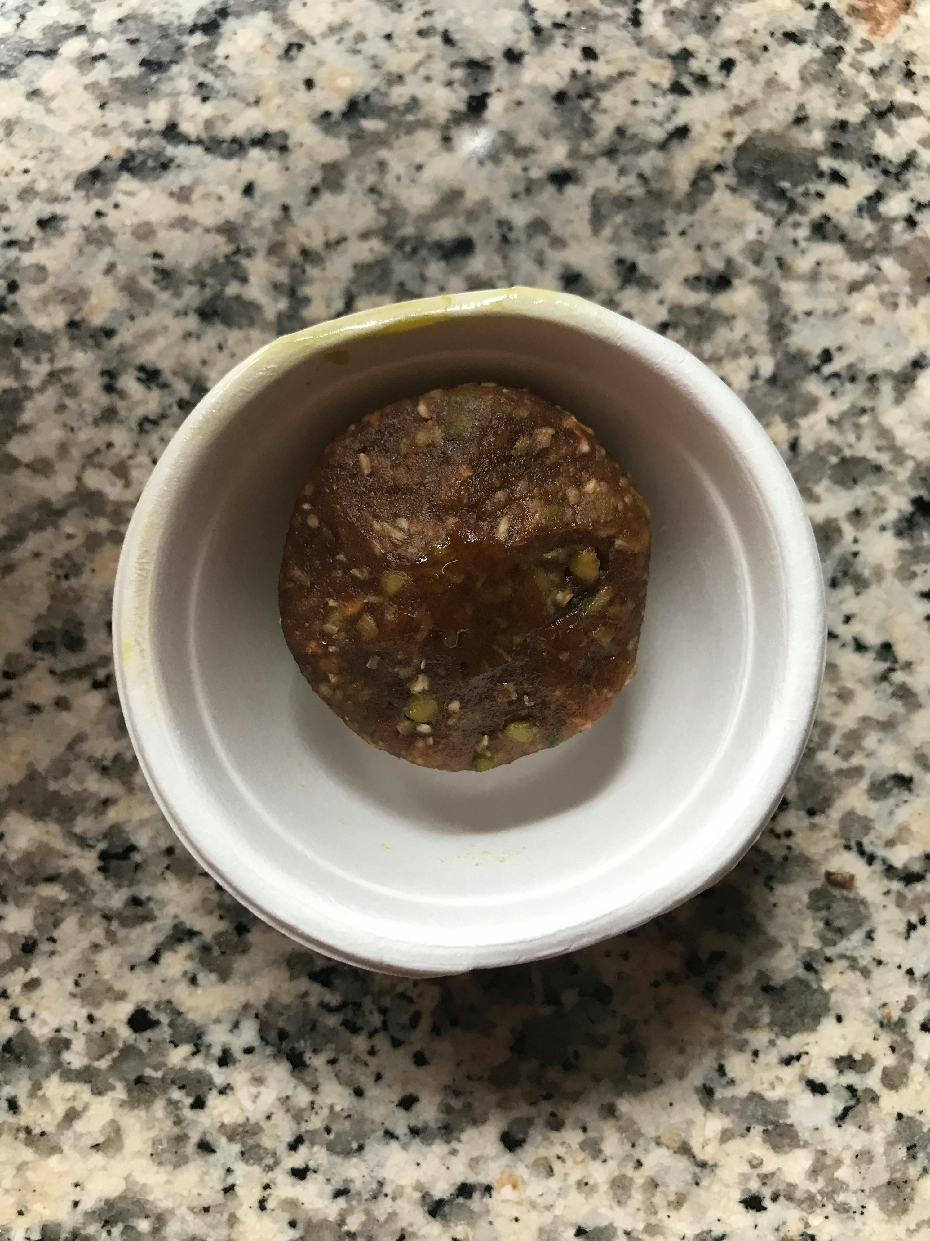 eine kleine weiße Schüssel mit einem braunen Ball darin