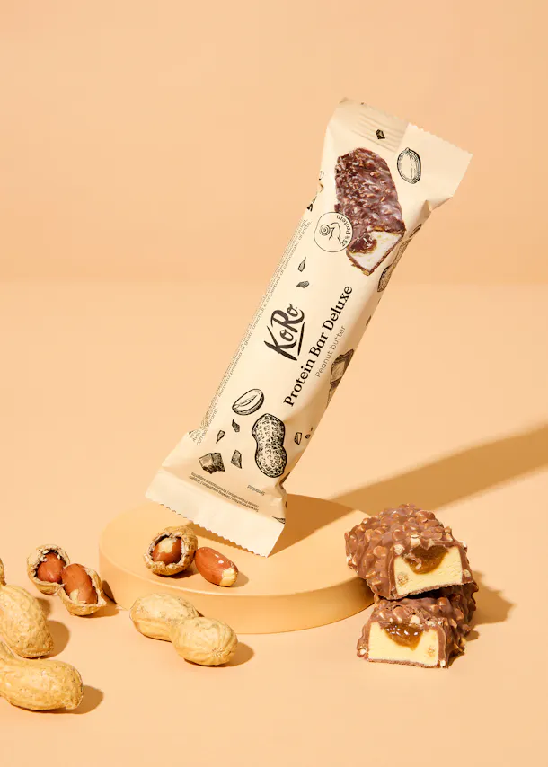 eine protein bar deluxe mit erdnüssen und schokolade