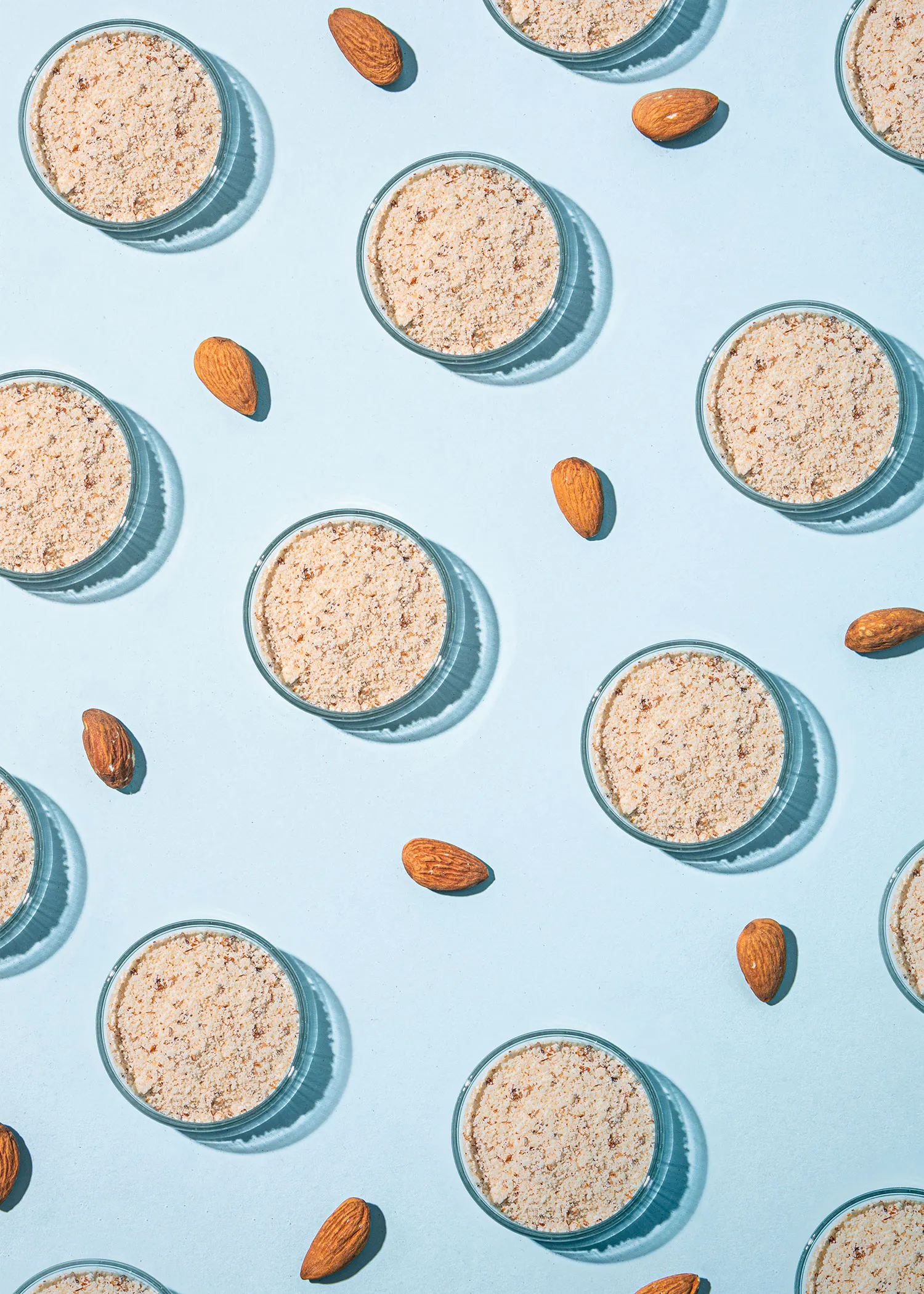 un motif de cercles remplis de farine et d' amandes sur fond bleu